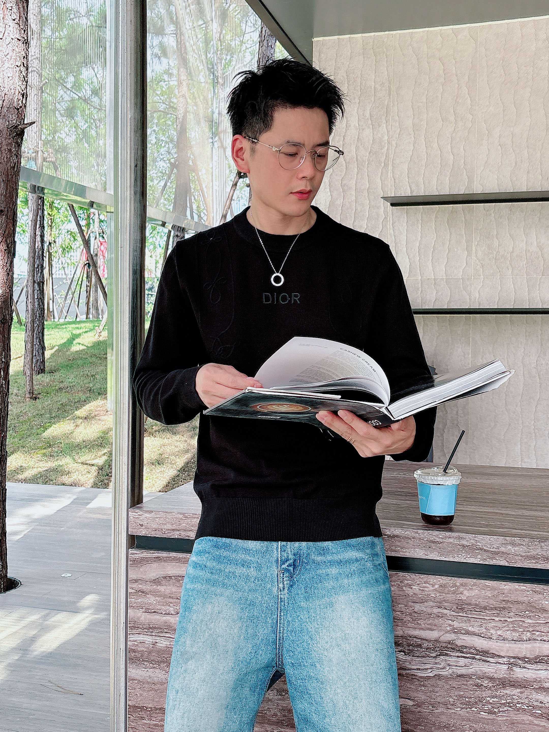 · 迪奥Dior 2025官网秋冬季最新款圆领毛衣，专柜同步在售爆款！特供羊毛混纺面料.手感舒适.可直接