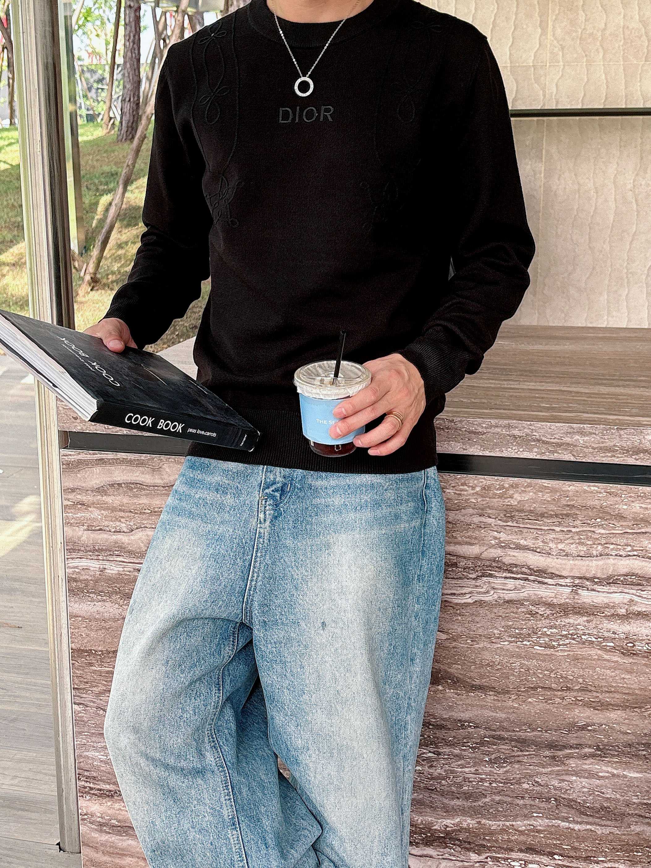 · 迪奥Dior 2025官网秋冬季最新款圆领毛衣，专柜同步在售爆款！特供羊毛混纺面料.手感舒适.可直接