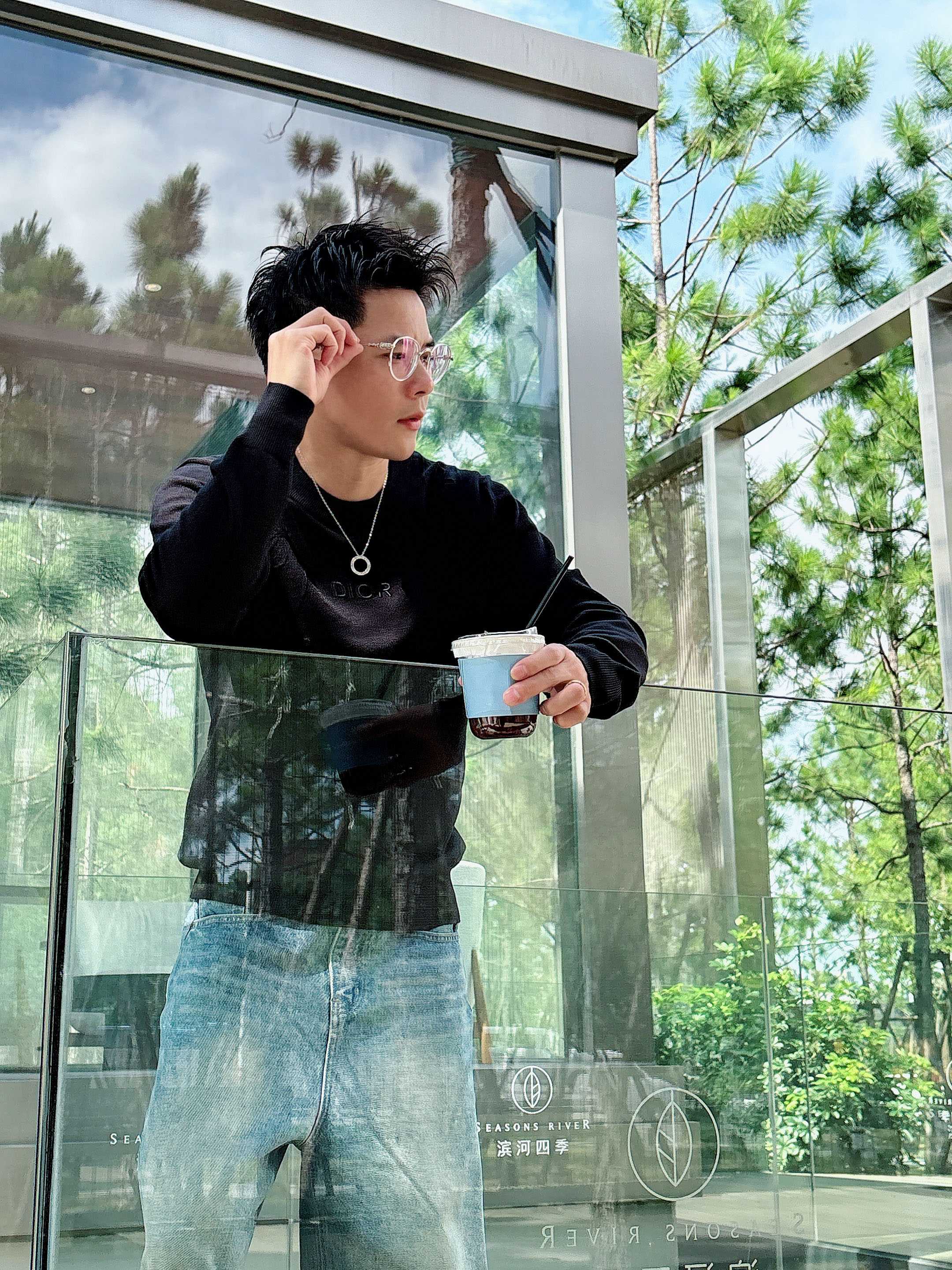 · 迪奥Dior 2025官网秋冬季最新款圆领毛衣，专柜同步在售爆款！特供羊毛混纺面料.手感舒适.可直接