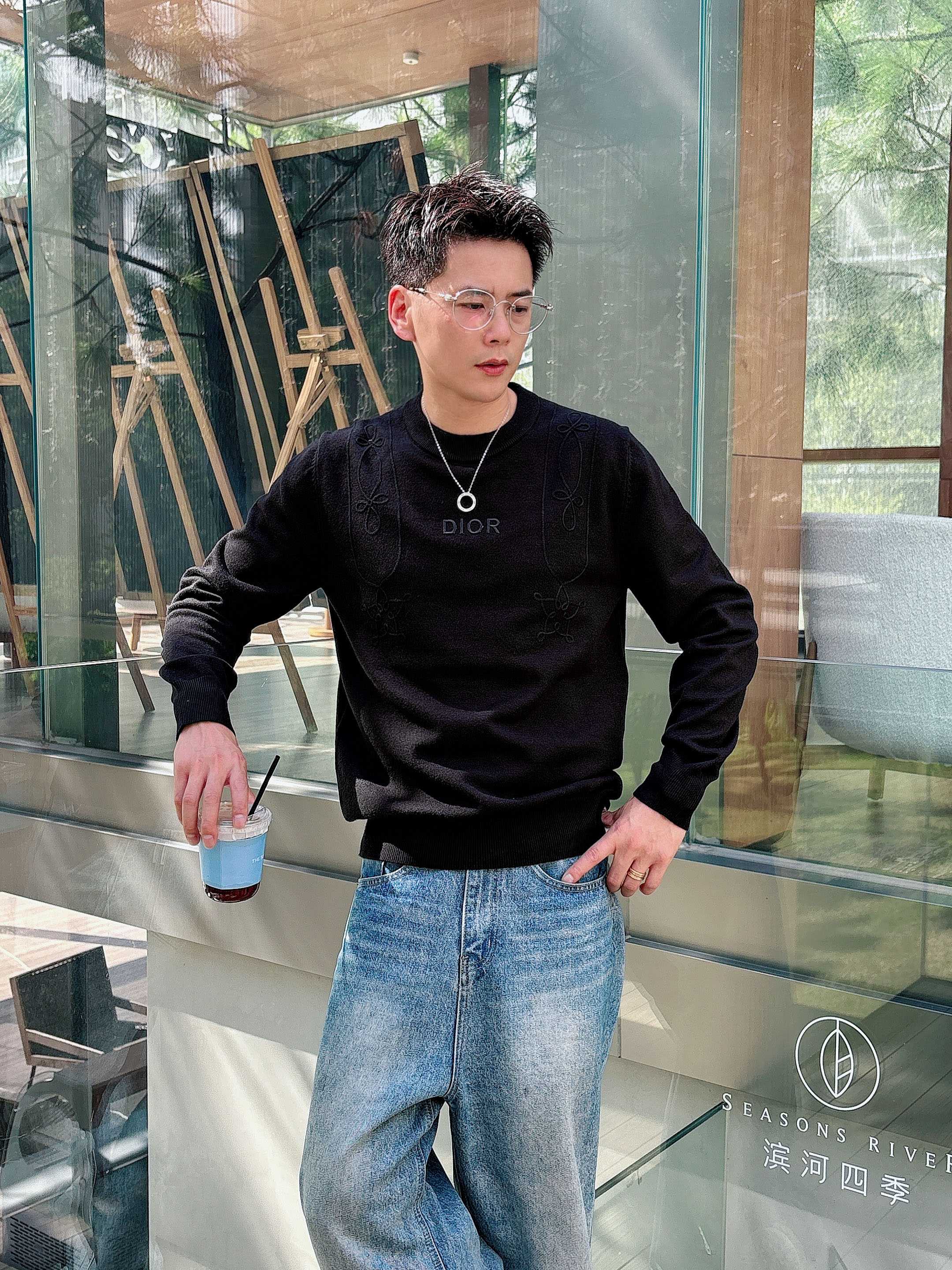 · 迪奥Dior 2025官网秋冬季最新款圆领毛衣，专柜同步在售爆款！特供羊毛混纺面料.手感舒适.可直接