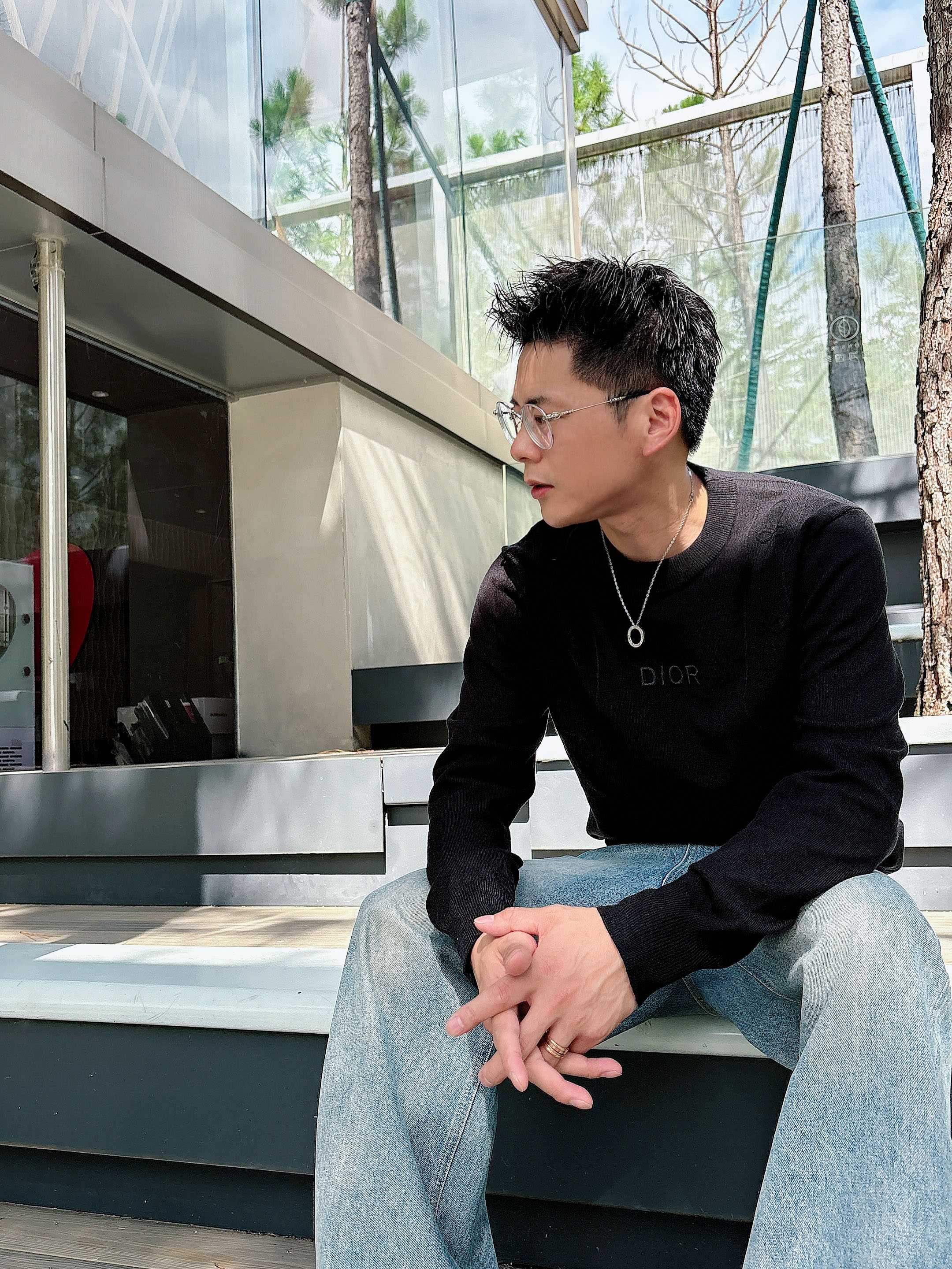 · 迪奥Dior 2025官网秋冬季最新款圆领毛衣，专柜同步在售爆款！特供羊毛混纺面料.手感舒适.可直接