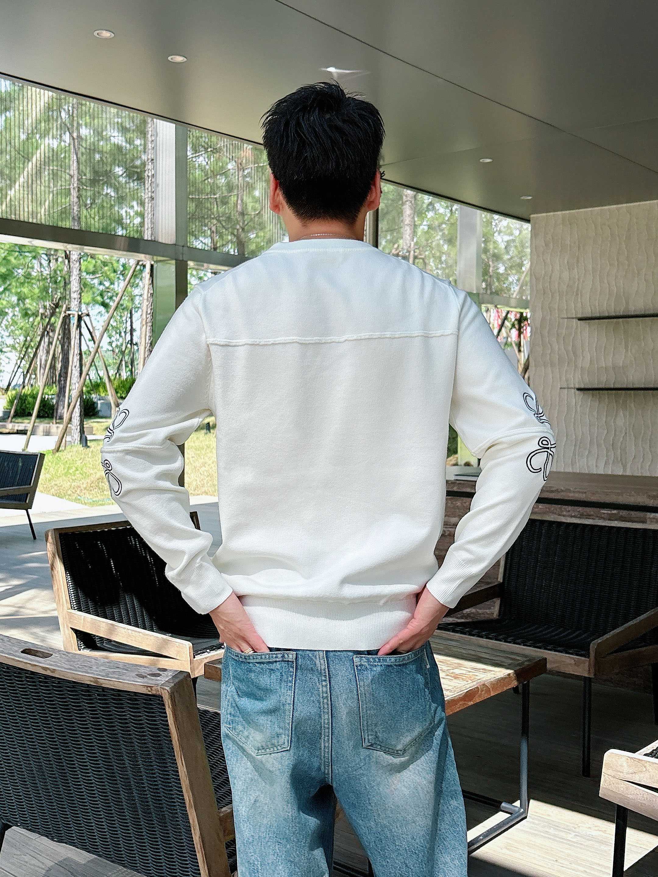 · 罗意威loewe 2025官网秋冬季最新款圆领毛衣，专柜同步在售爆款！特供羊毛混纺面料.手感舒适.可