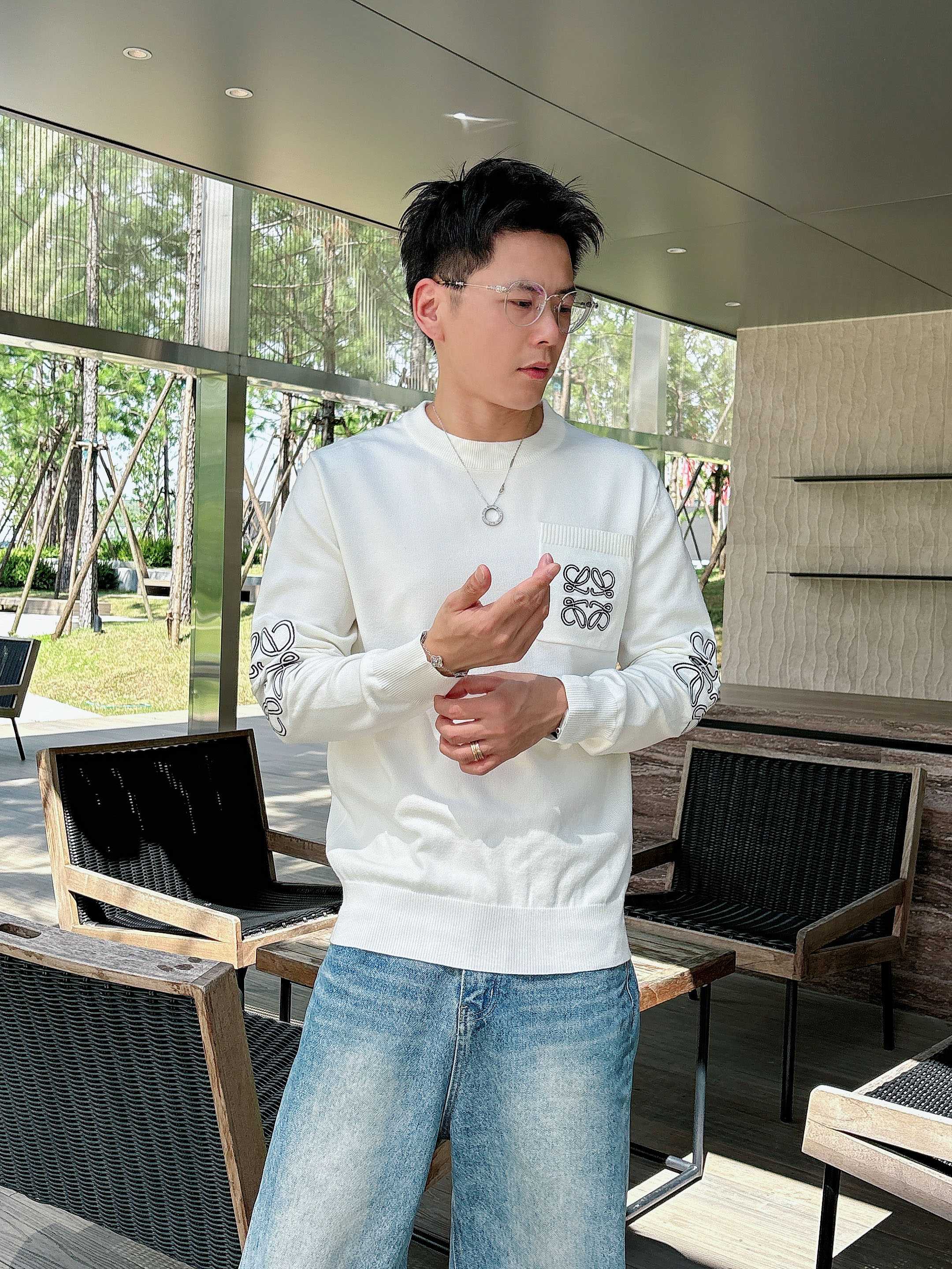 · 罗意威loewe 2025官网秋冬季最新款圆领毛衣，专柜同步在售爆款！特供羊毛混纺面料.手感舒适.可