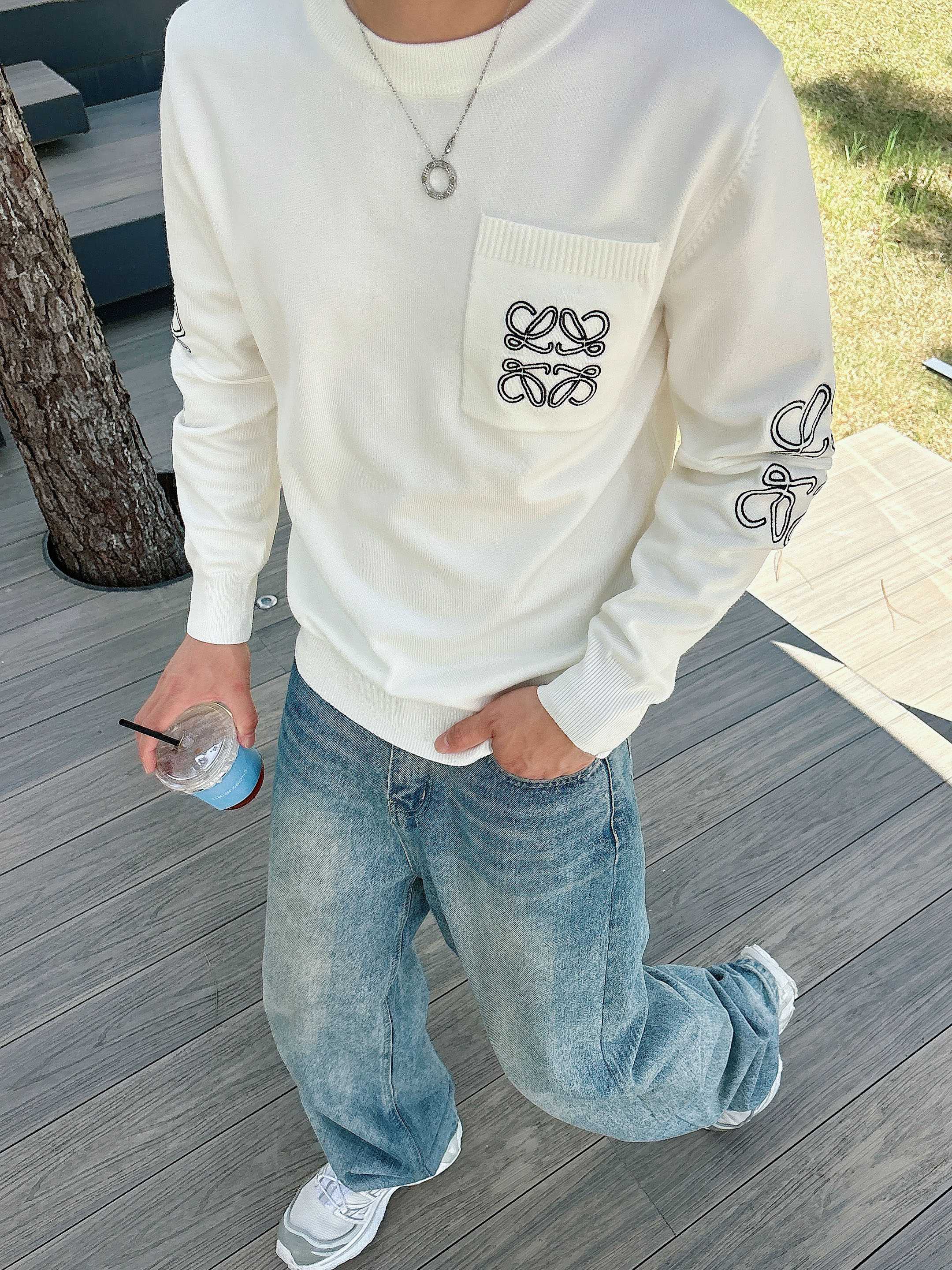 · 罗意威loewe 2025官网秋冬季最新款圆领毛衣，专柜同步在售爆款！特供羊毛混纺面料.手感舒适.可