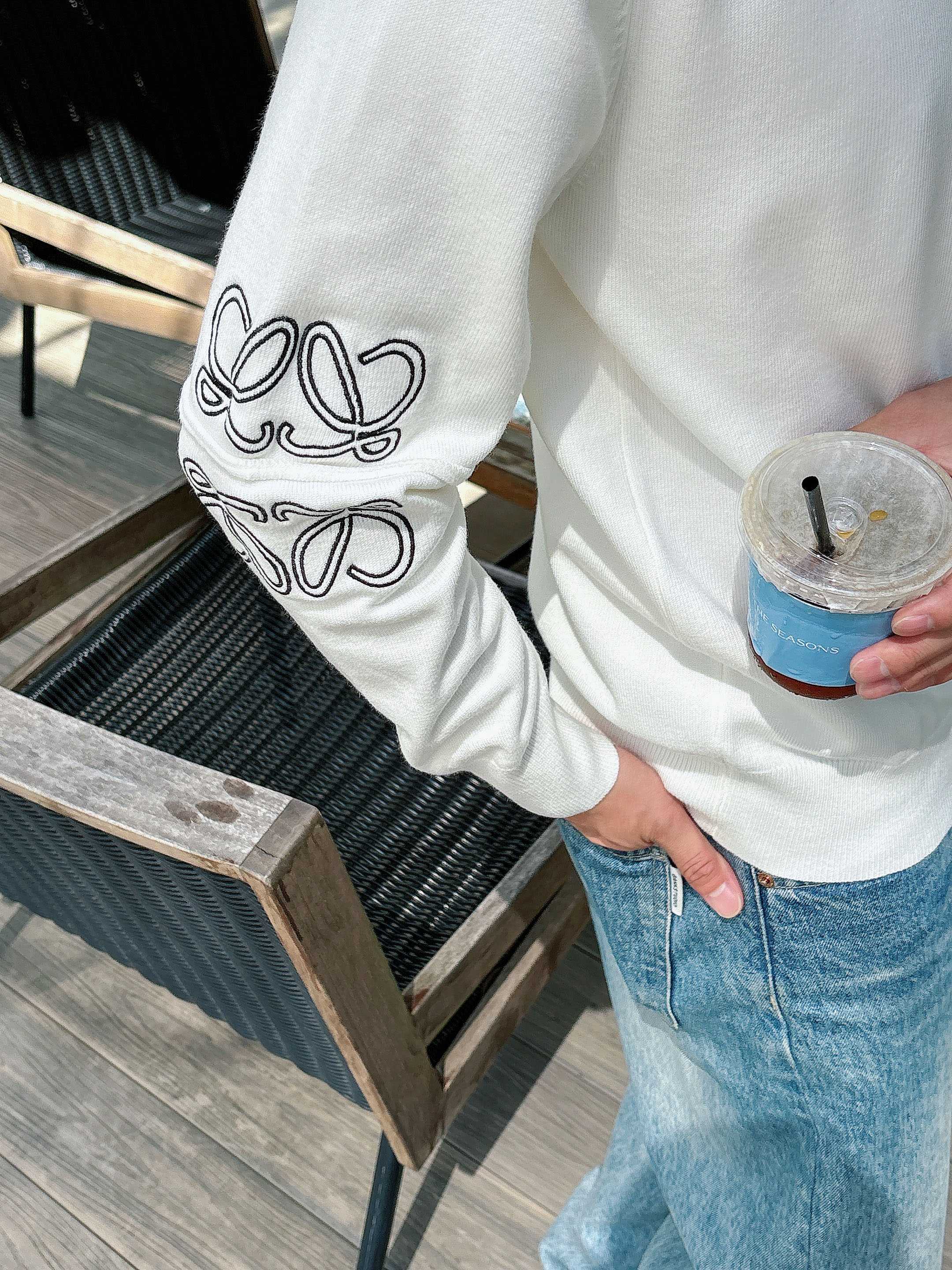 · 罗意威loewe 2025官网秋冬季最新款圆领毛衣，专柜同步在售爆款！特供羊毛混纺面料.手感舒适.可