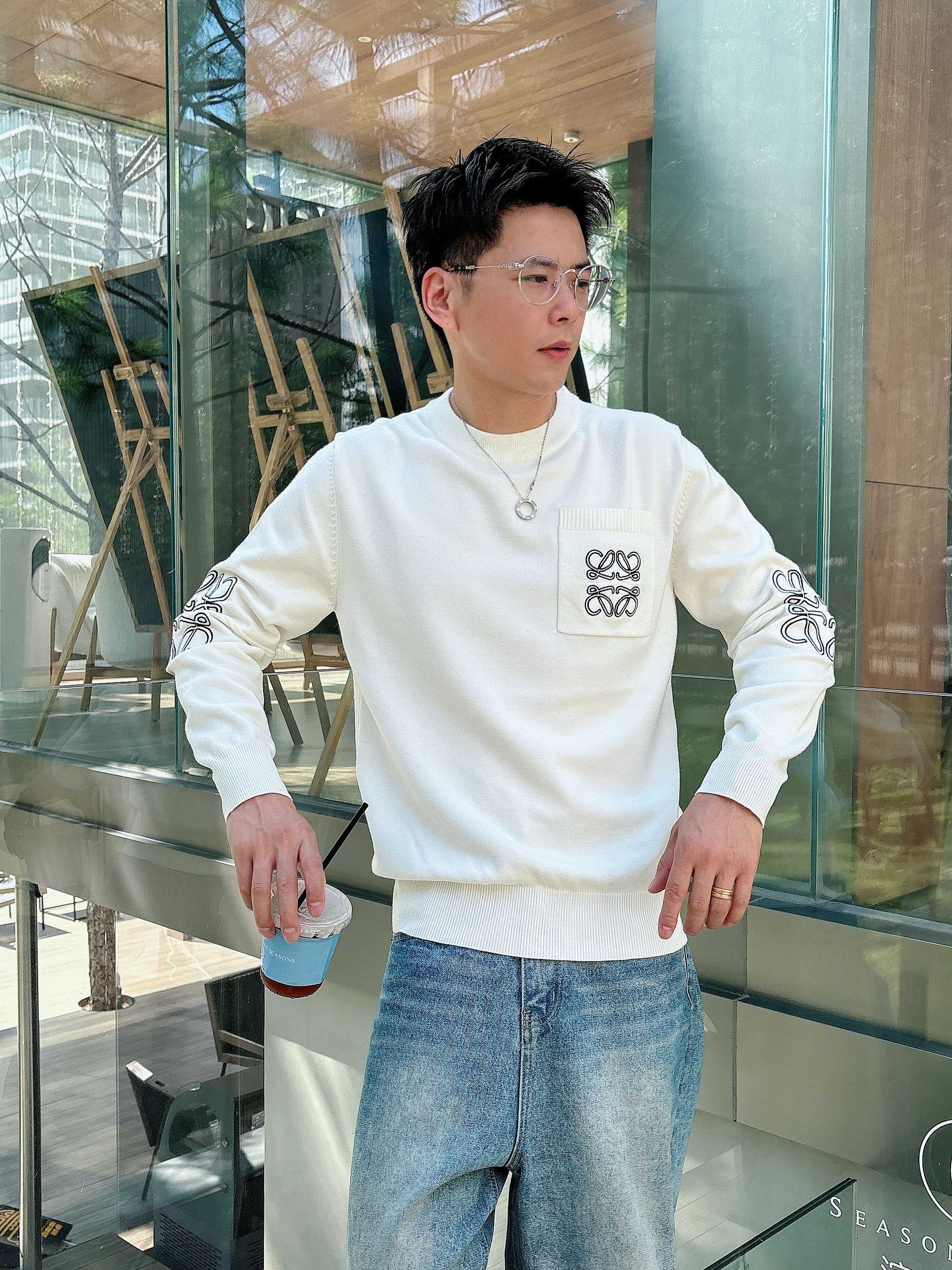 · 罗意威loewe 2025官网秋冬季最新款圆领毛衣，专柜同步在售爆款！特供羊毛混纺面料.手感舒适.可