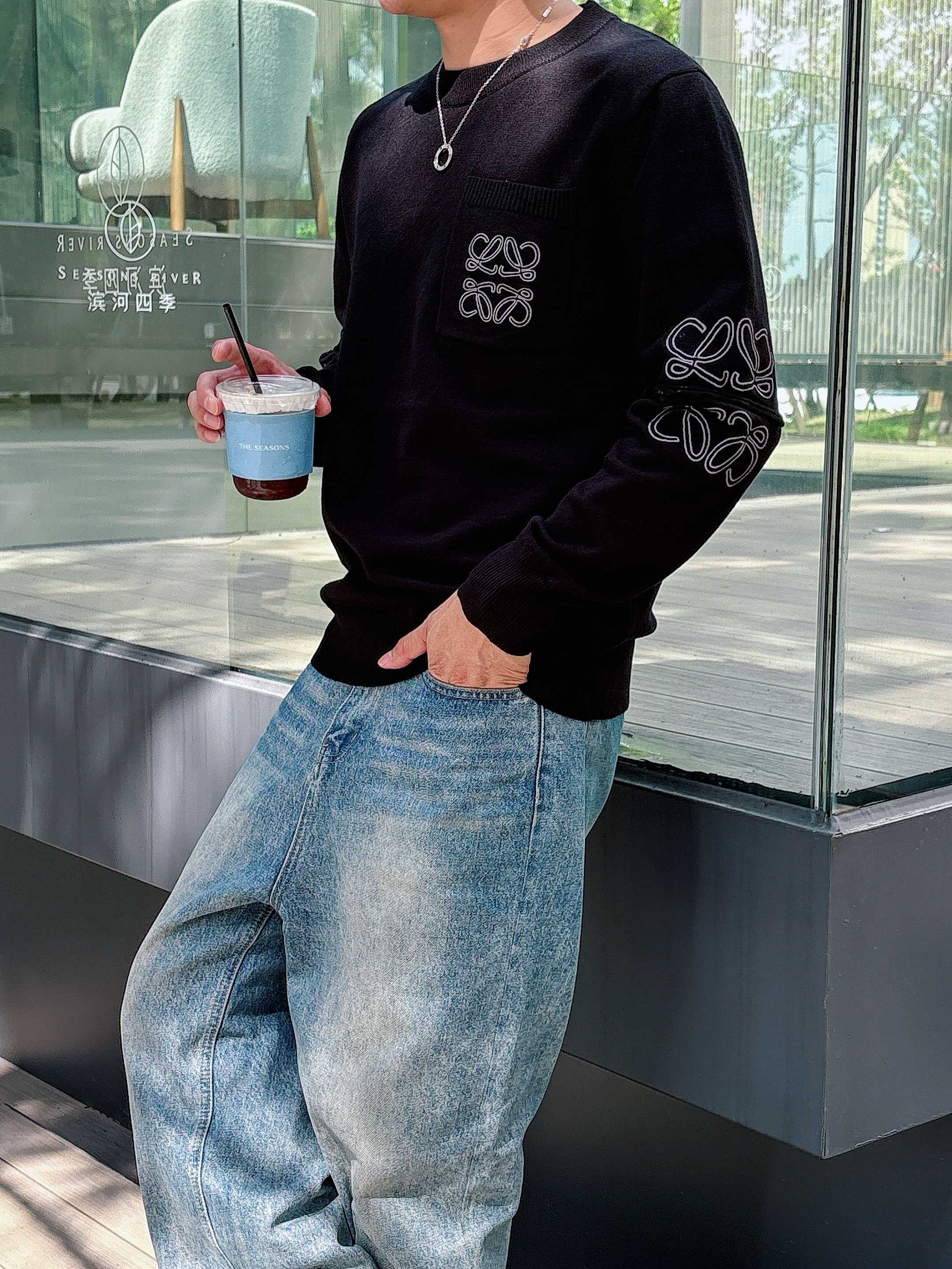 · 罗意威loewe 2025官网秋冬季最新款圆领毛衣，专柜同步在售爆款！特供羊毛混纺面料.手感舒适.可