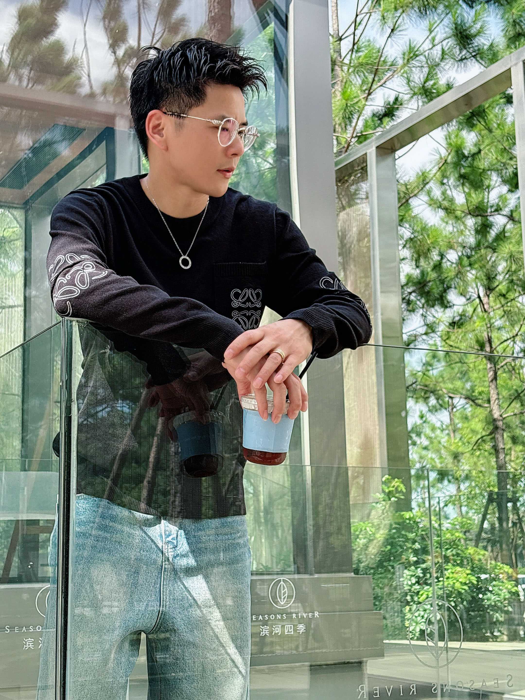 · 罗意威loewe 2025官网秋冬季最新款圆领毛衣，专柜同步在售爆款！特供羊毛混纺面料.手感舒适.可