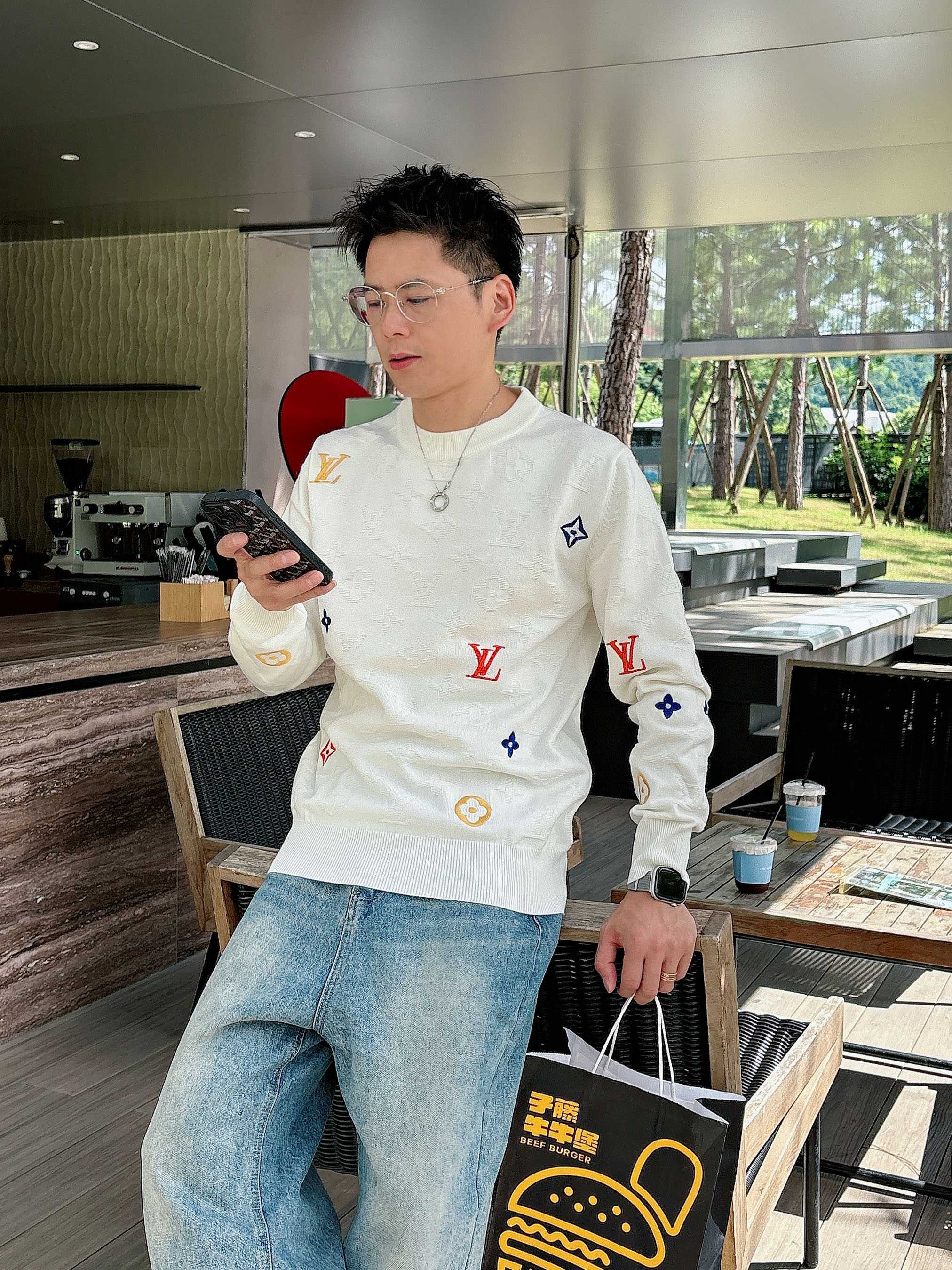 · LV 2025官网秋冬季最新款圆领毛衣，专柜同步在售爆款！特供羊毛混纺面料.手感舒适.可直接接触皮肤