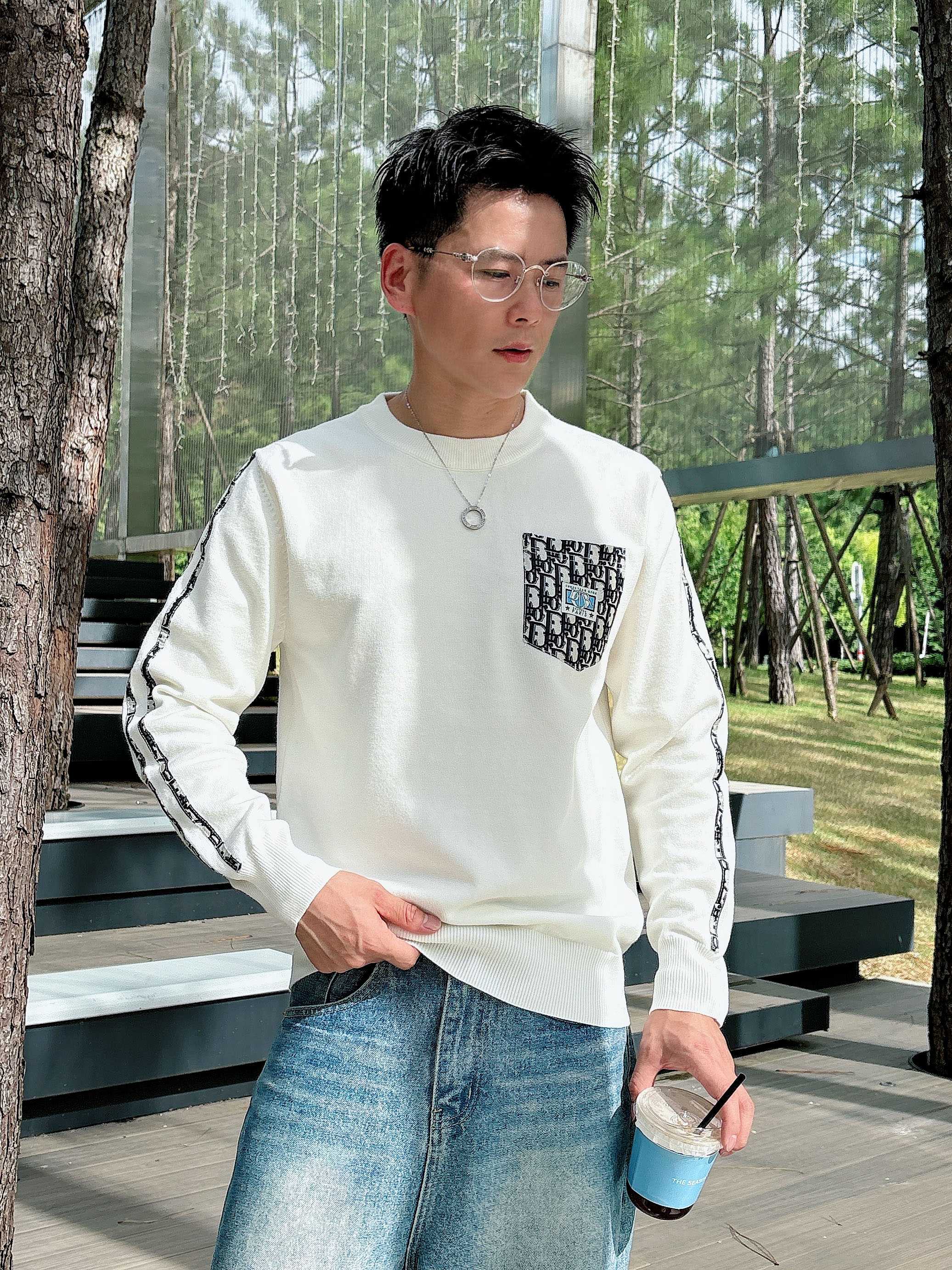 · 迪奥Dior 2025官网秋冬季最新款圆领毛衣，专柜同步在售爆款！特供羊毛混纺面料.手感舒适.可直接