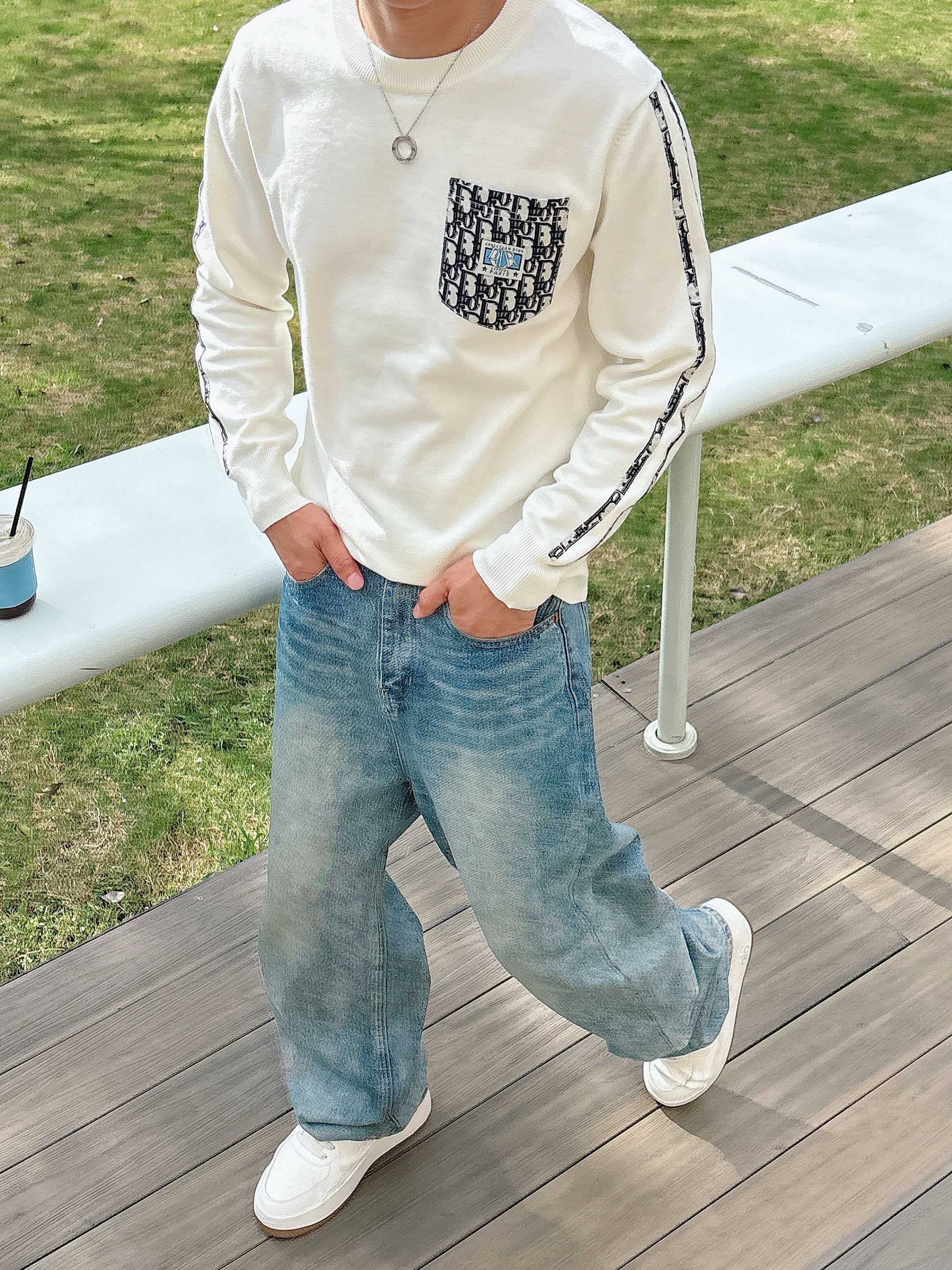 · 迪奥Dior 2025官网秋冬季最新款圆领毛衣，专柜同步在售爆款！特供羊毛混纺面料.手感舒适.可直接