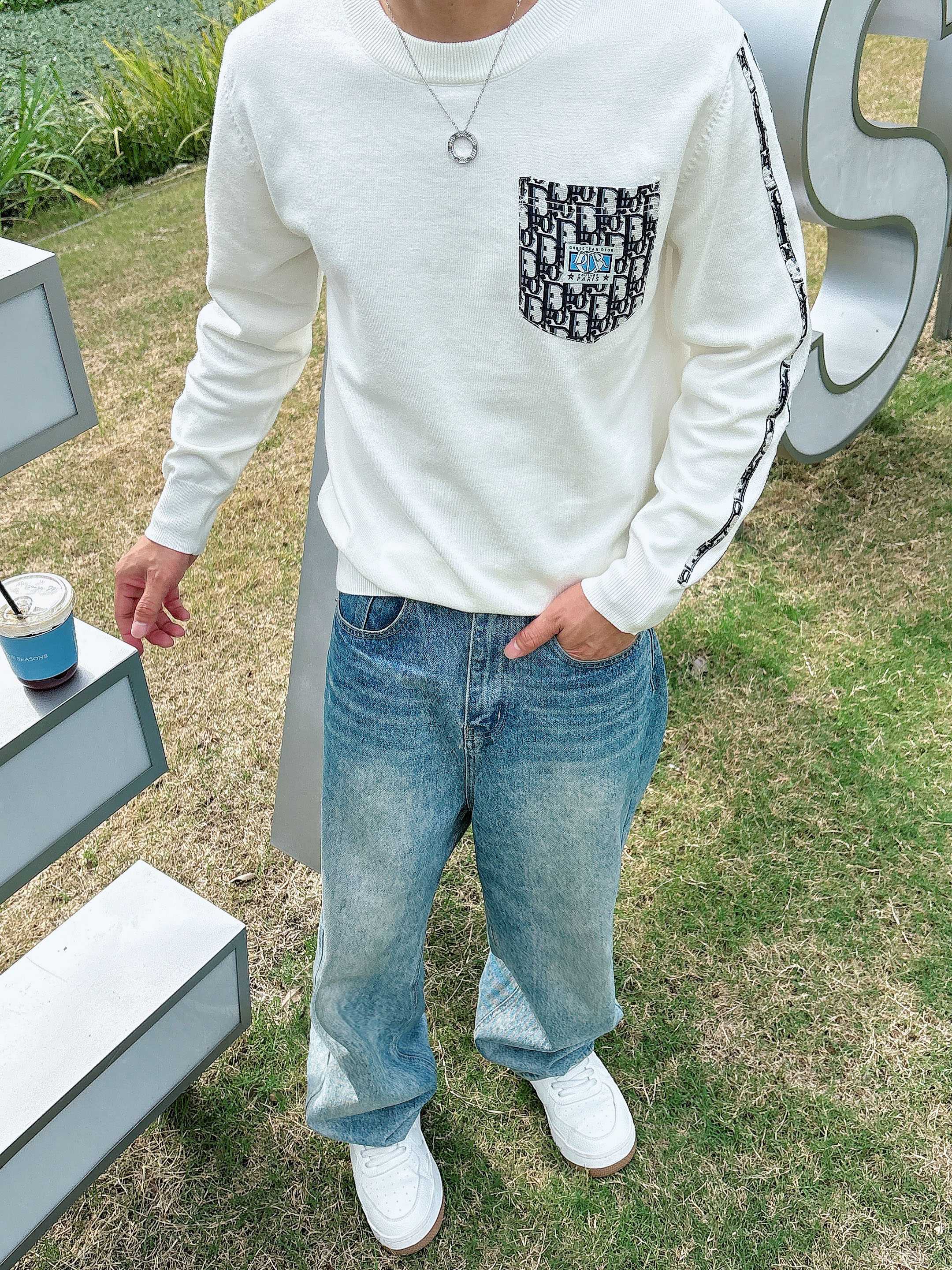 · 迪奥Dior 2025官网秋冬季最新款圆领毛衣，专柜同步在售爆款！特供羊毛混纺面料.手感舒适.可直接