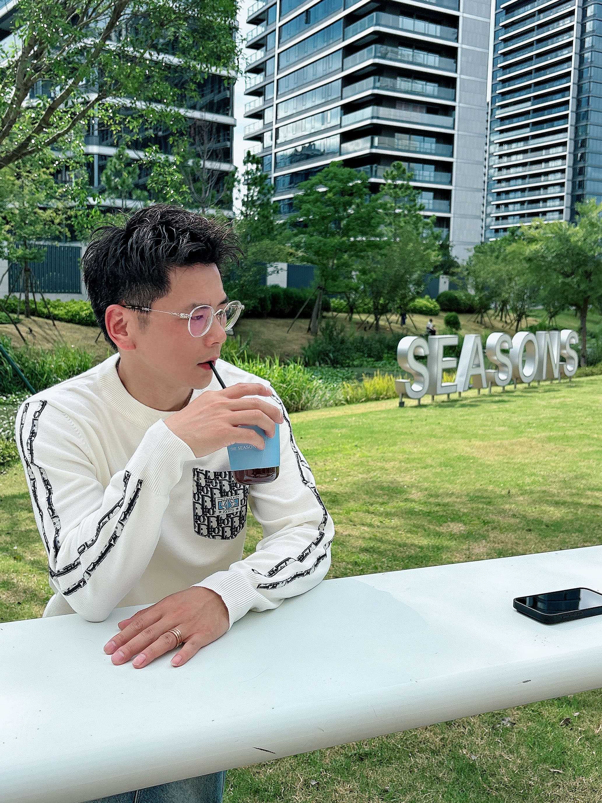 · 迪奥Dior 2025官网秋冬季最新款圆领毛衣，专柜同步在售爆款！特供羊毛混纺面料.手感舒适.可直接