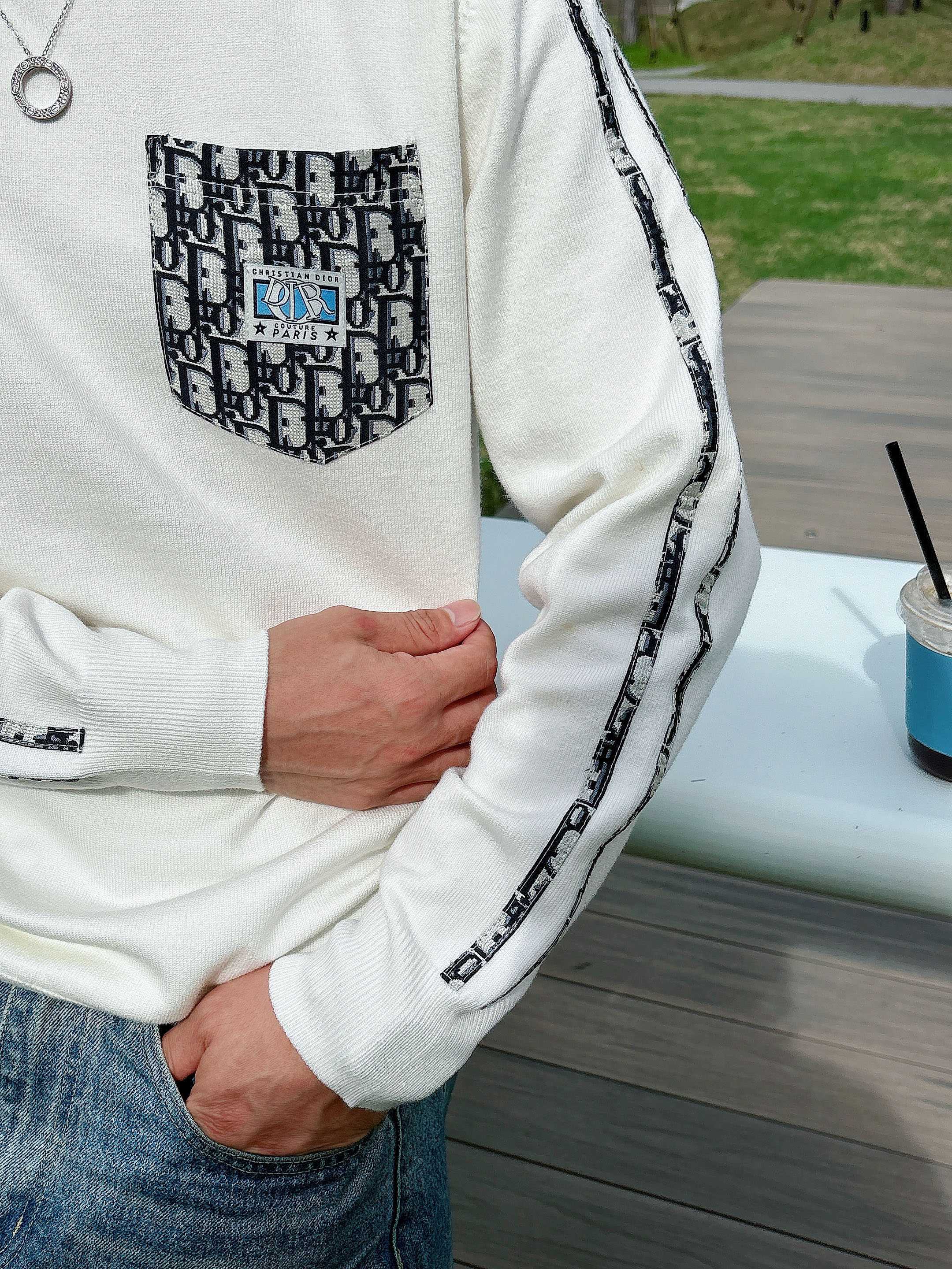 · 迪奥Dior 2025官网秋冬季最新款圆领毛衣，专柜同步在售爆款！特供羊毛混纺面料.手感舒适.可直接