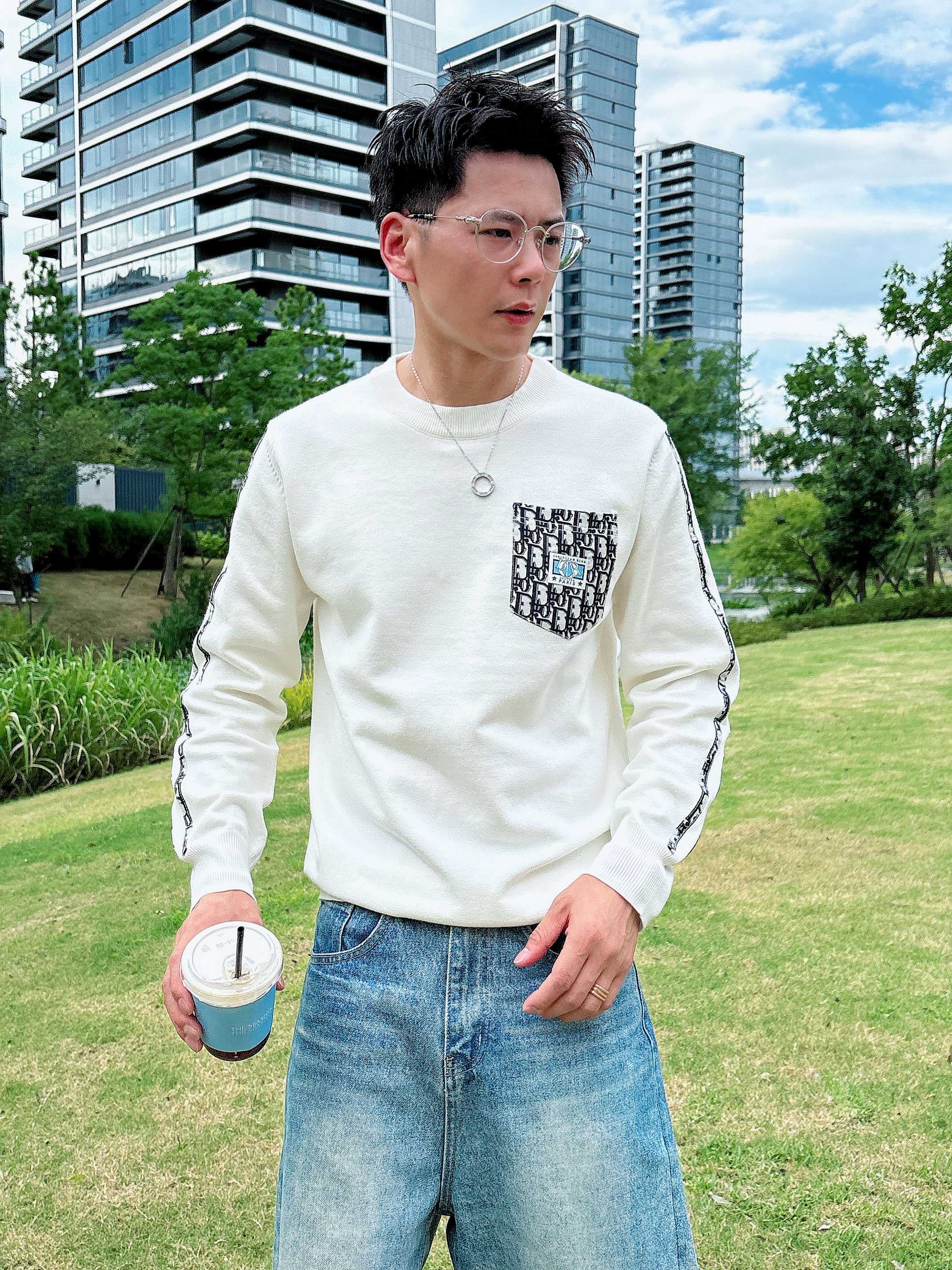 · 迪奥Dior 2025官网秋冬季最新款圆领毛衣，专柜同步在售爆款！特供羊毛混纺面料.手感舒适.可直接