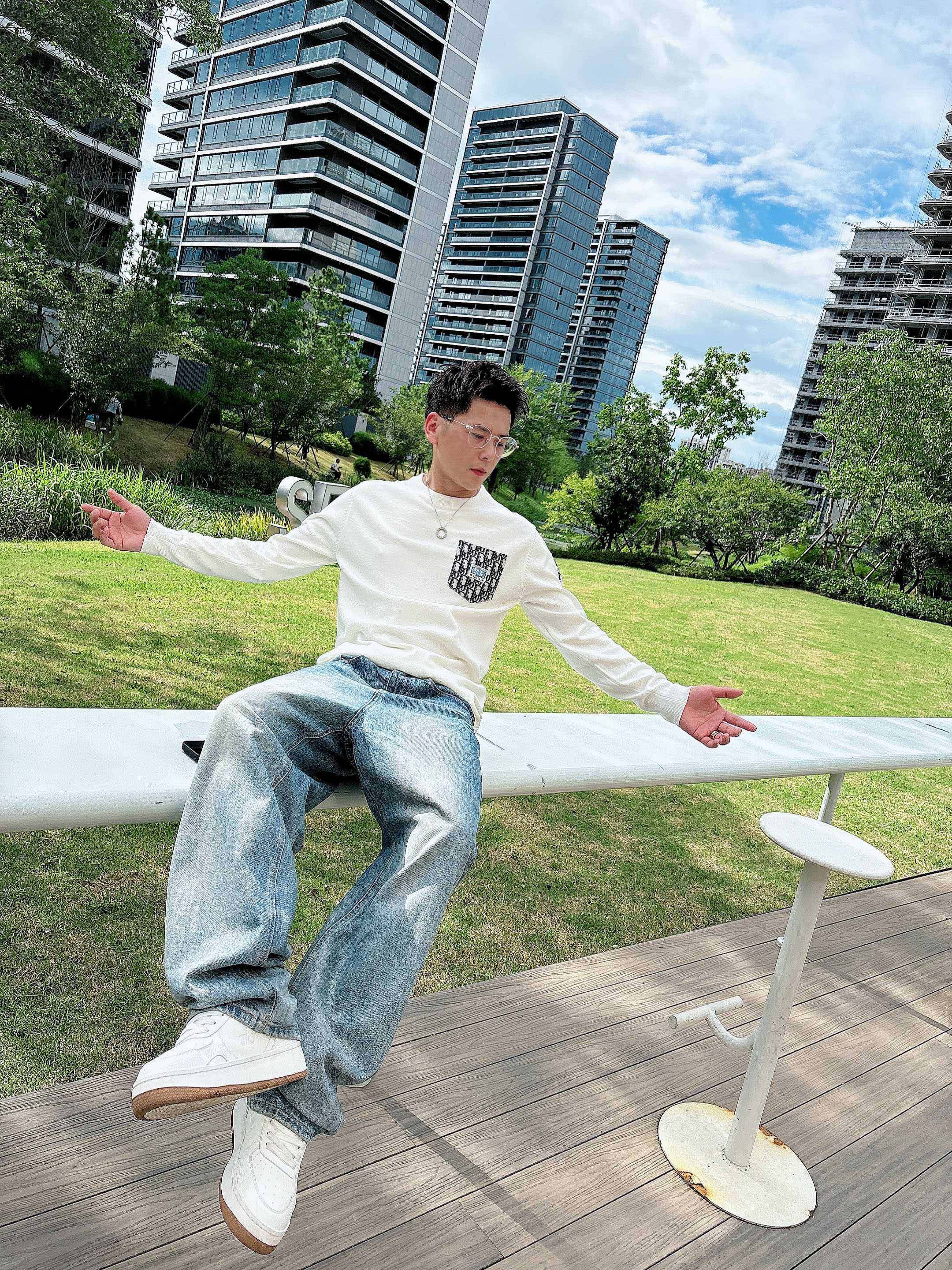 · 迪奥Dior 2025官网秋冬季最新款圆领毛衣，专柜同步在售爆款！特供羊毛混纺面料.手感舒适.可直接