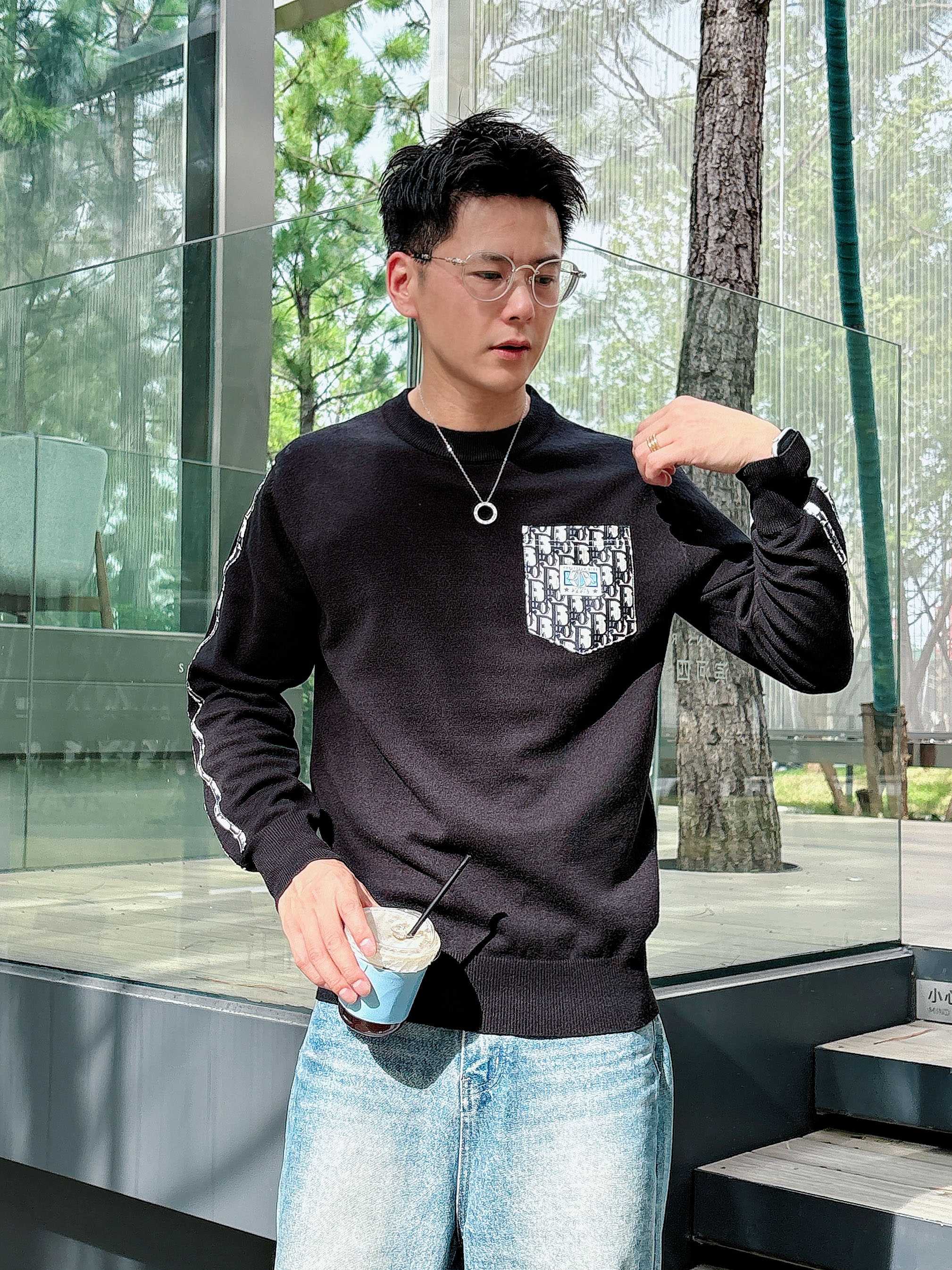 · 迪奥Dior 2025官网秋冬季最新款圆领毛衣，专柜同步在售爆款！特供羊毛混纺面料.手感舒适.可直接