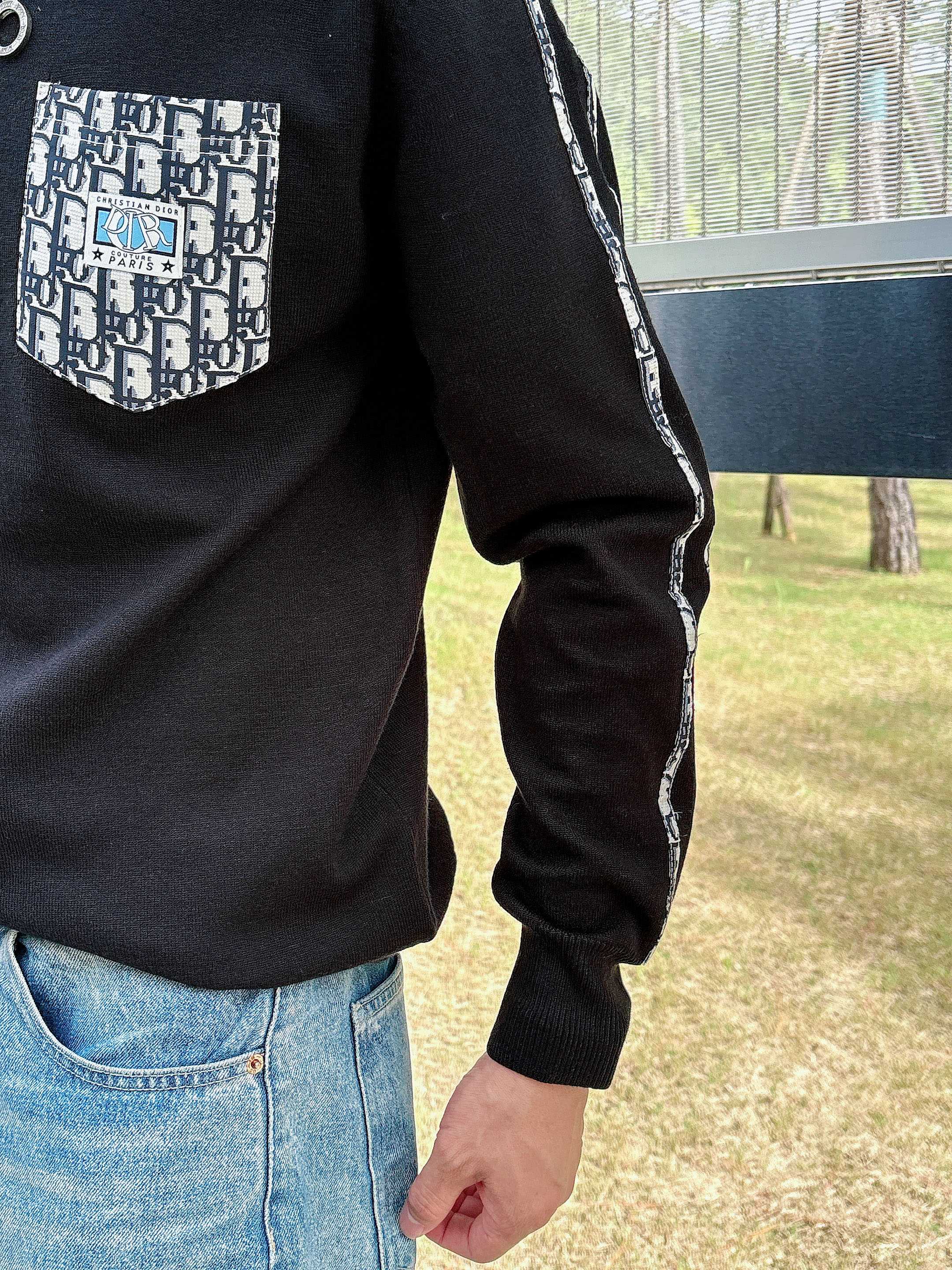 · 迪奥Dior 2025官网秋冬季最新款圆领毛衣，专柜同步在售爆款！特供羊毛混纺面料.手感舒适.可直接