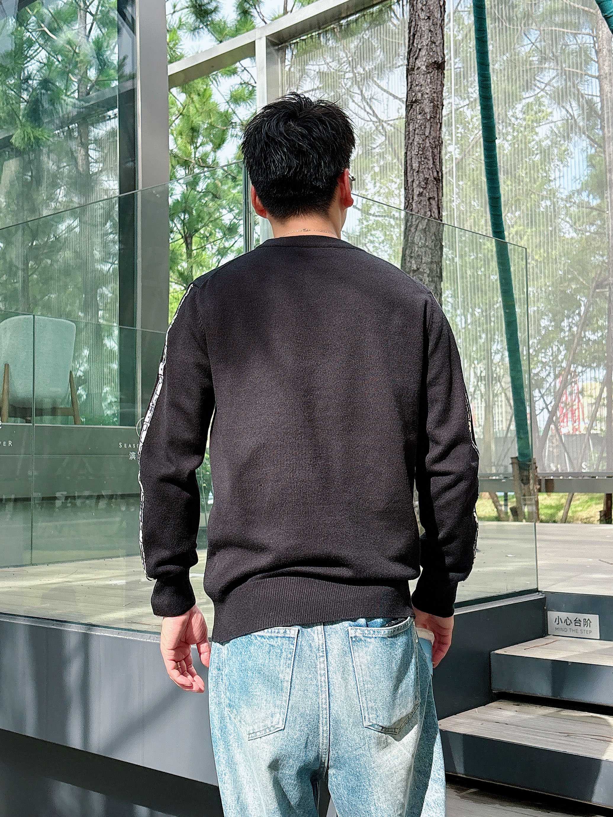 · 迪奥Dior 2025官网秋冬季最新款圆领毛衣，专柜同步在售爆款！特供羊毛混纺面料.手感舒适.可直接