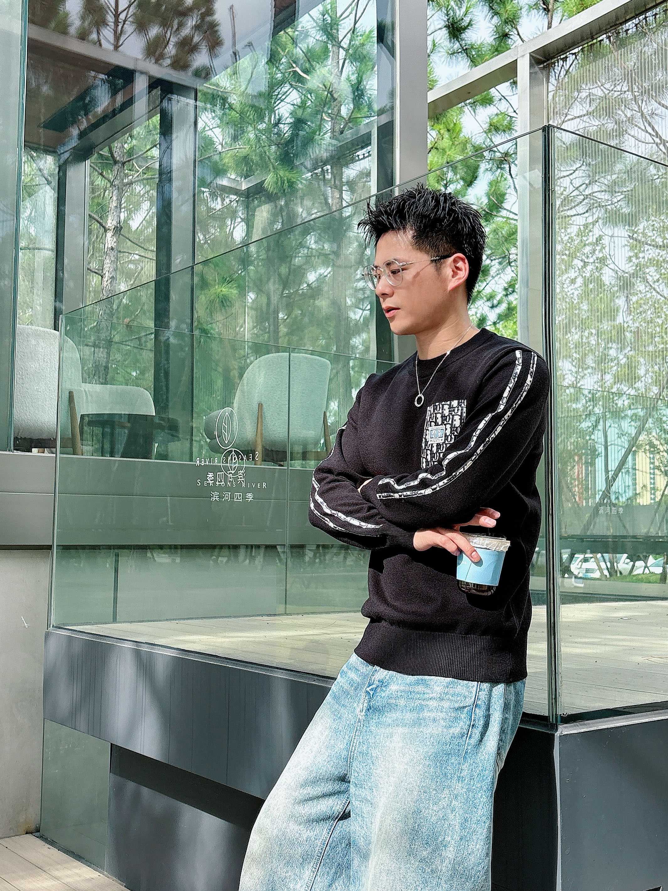 · 迪奥Dior 2025官网秋冬季最新款圆领毛衣，专柜同步在售爆款！特供羊毛混纺面料.手感舒适.可直接