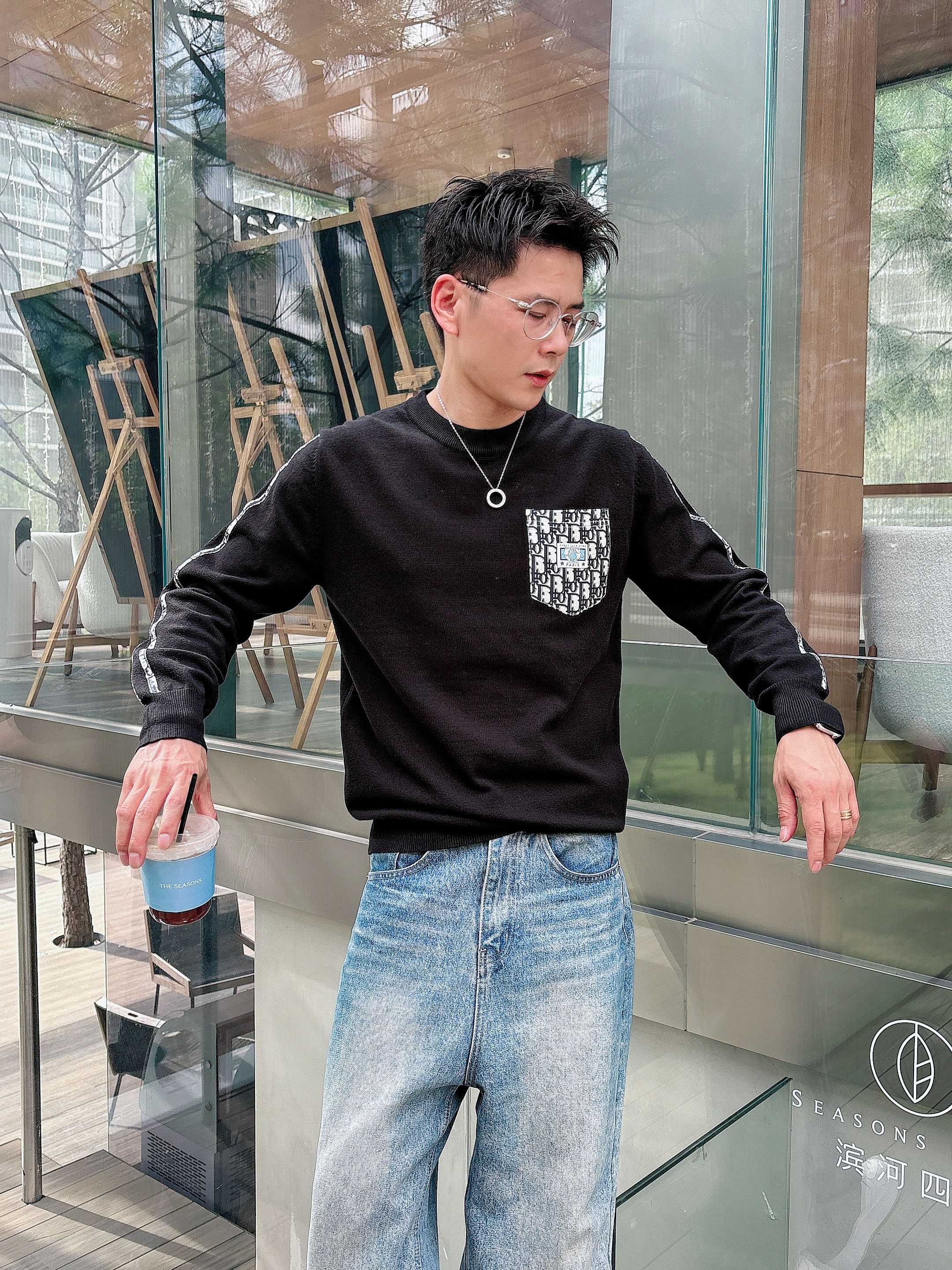 · 迪奥Dior 2025官网秋冬季最新款圆领毛衣，专柜同步在售爆款！特供羊毛混纺面料.手感舒适.可直接