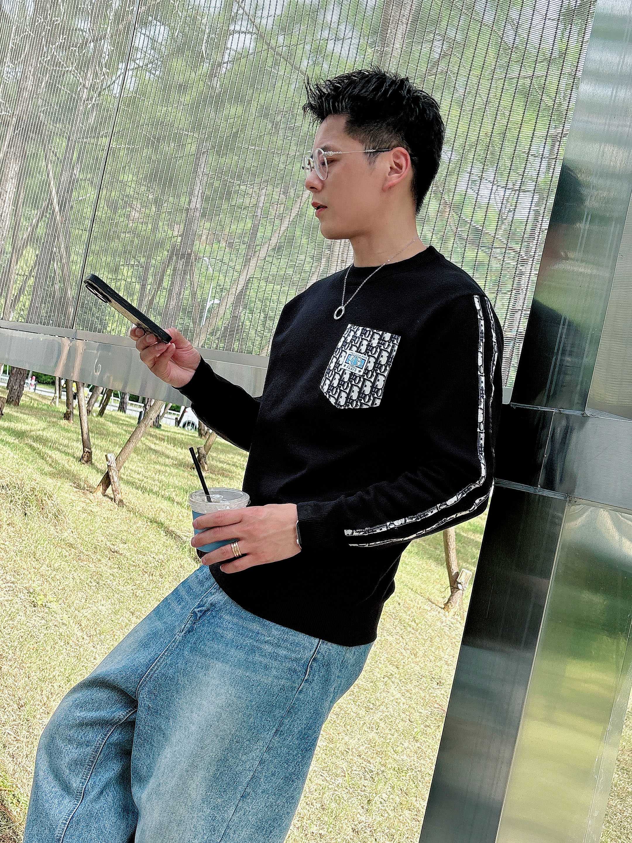 · 迪奥Dior 2025官网秋冬季最新款圆领毛衣，专柜同步在售爆款！特供羊毛混纺面料.手感舒适.可直接