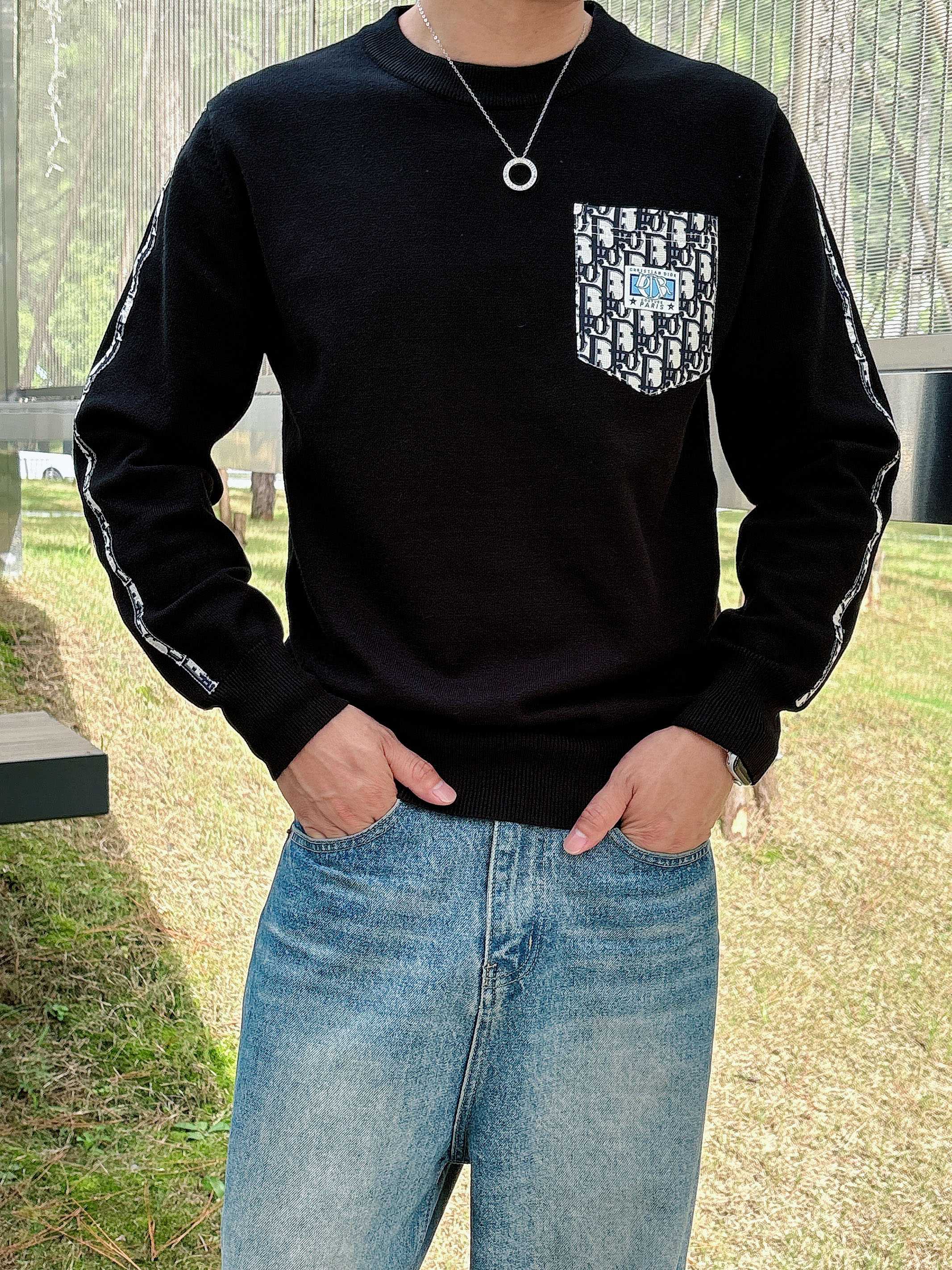 · 迪奥Dior 2025官网秋冬季最新款圆领毛衣，专柜同步在售爆款！特供羊毛混纺面料.手感舒适.可直接