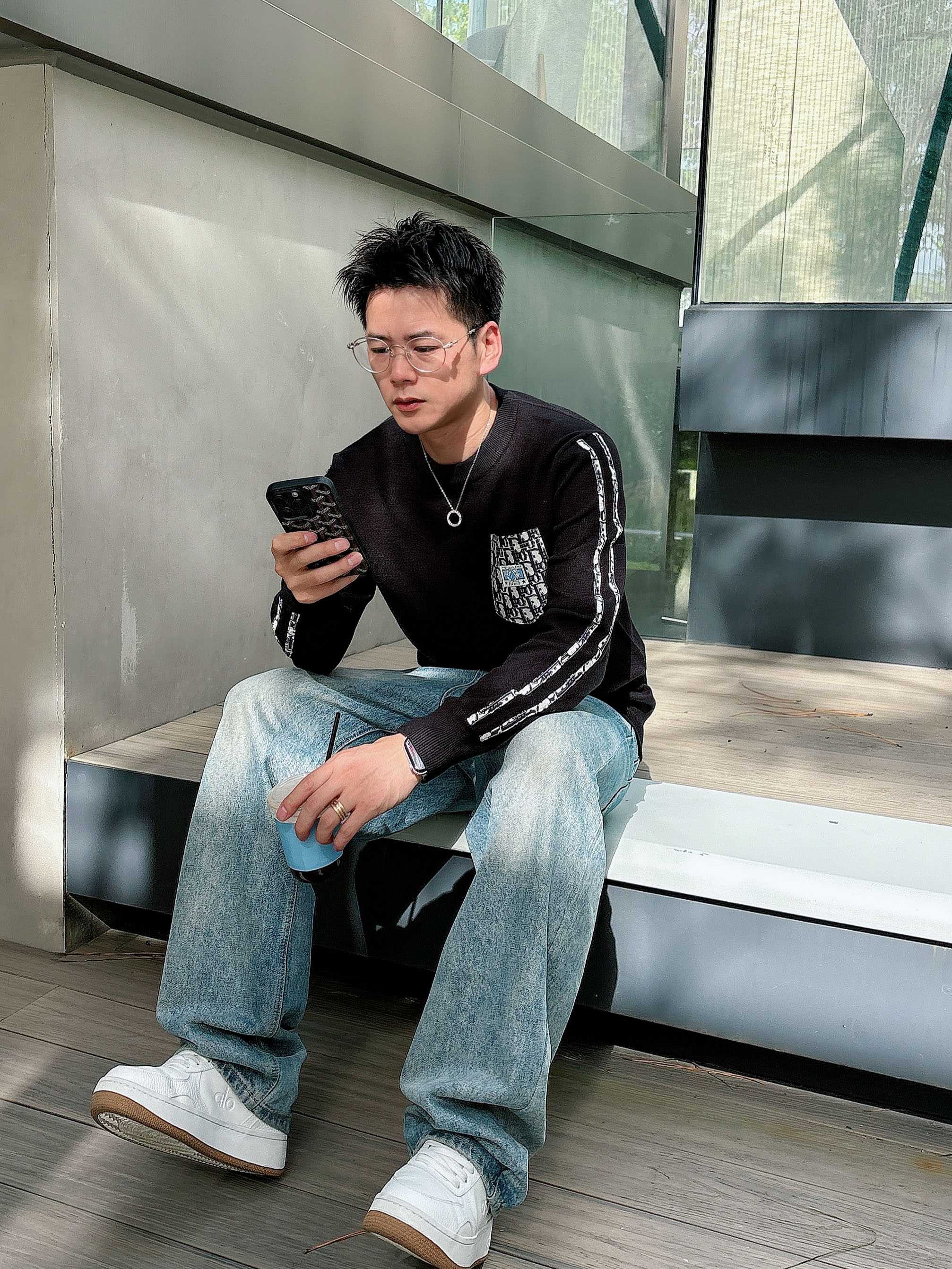 · 迪奥Dior 2025官网秋冬季最新款圆领毛衣，专柜同步在售爆款！特供羊毛混纺面料.手感舒适.可直接