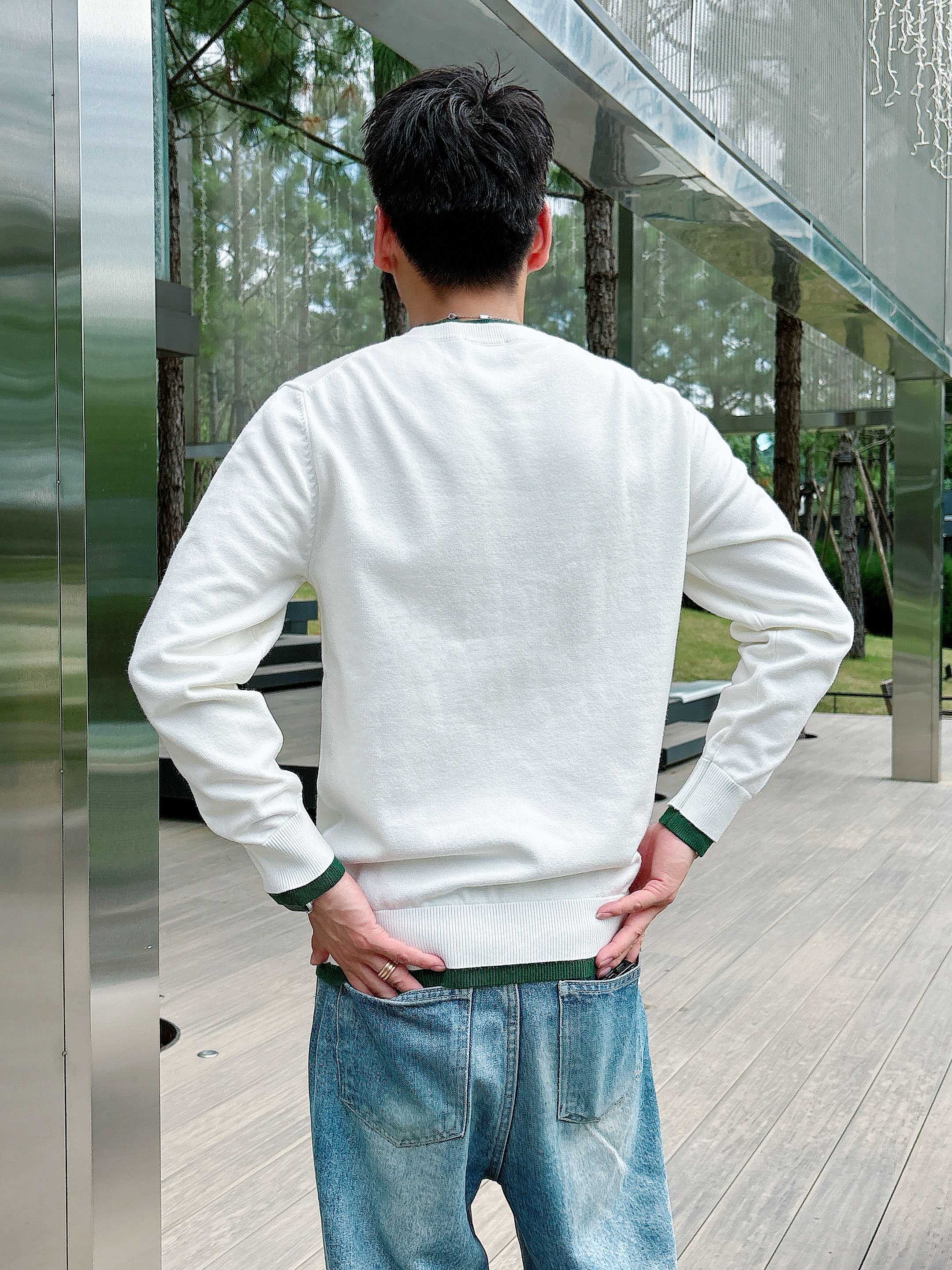 · 古驰Gucci 2025官网秋冬季最新款圆领毛衣，专柜同步在售爆款！特供羊毛混纺面料.手感舒适.可直