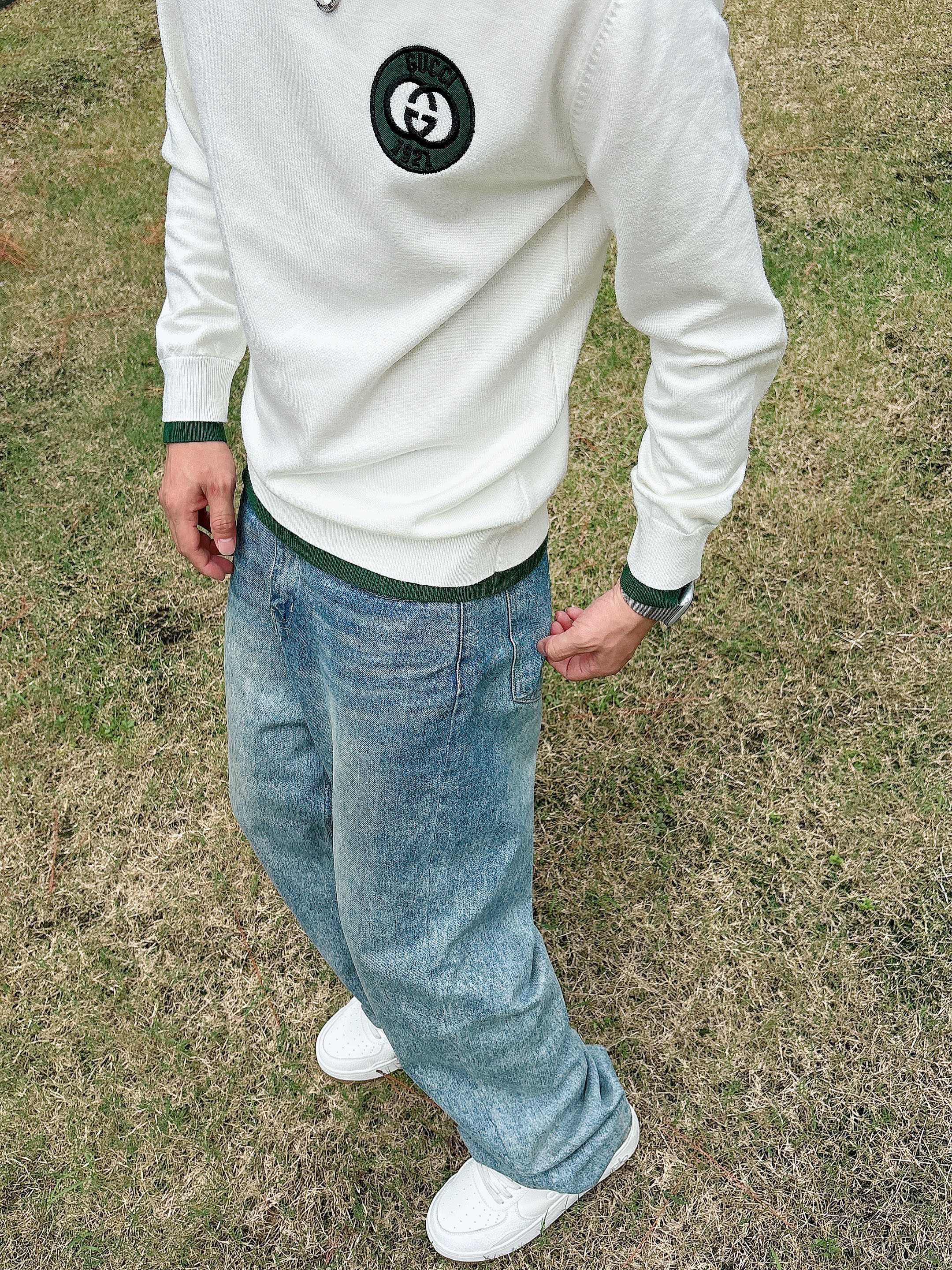 · 古驰Gucci 2025官网秋冬季最新款圆领毛衣，专柜同步在售爆款！特供羊毛混纺面料.手感舒适.可直