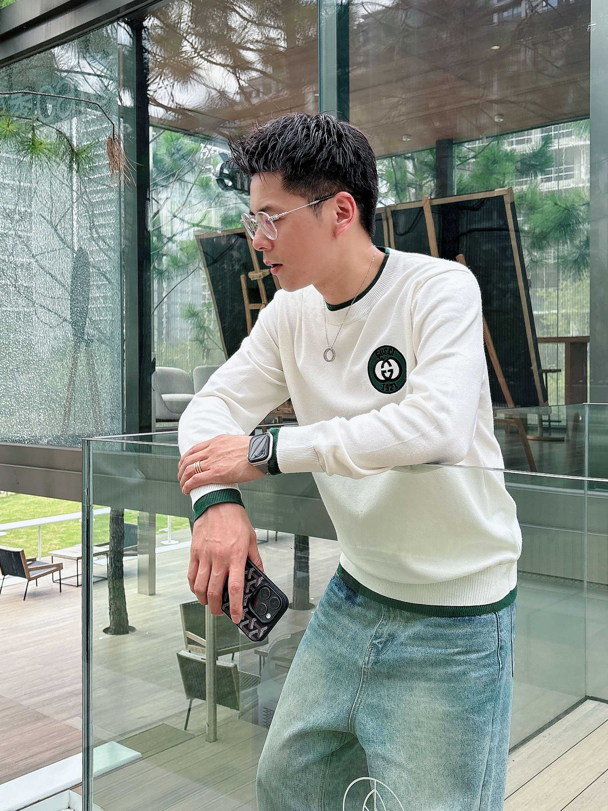 · 古驰Gucci 2025官网秋冬季最新款圆领毛衣，专柜同步在售爆款！特供羊毛混纺面料.手感舒适.可直