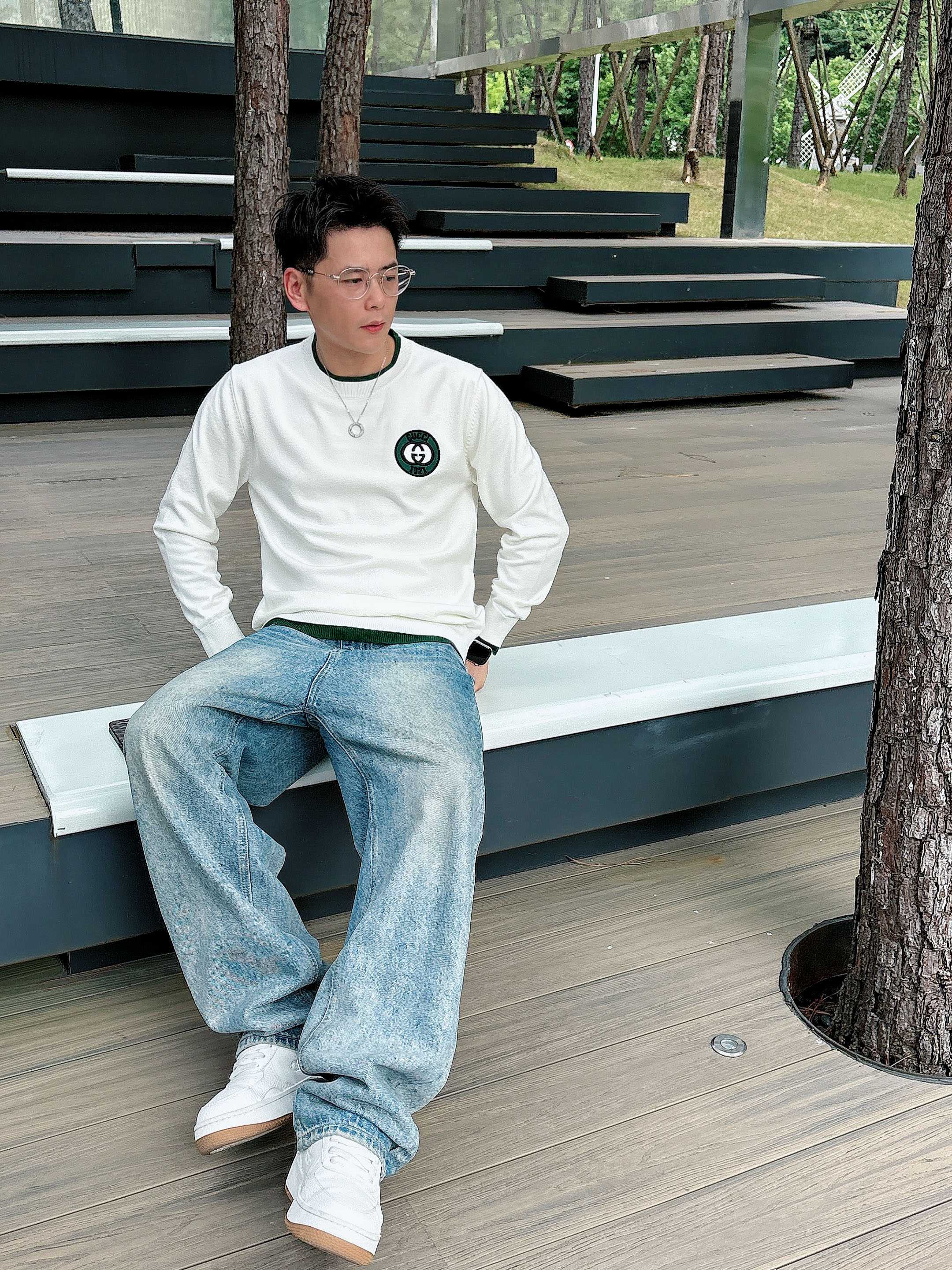 · 古驰Gucci 2025官网秋冬季最新款圆领毛衣，专柜同步在售爆款！特供羊毛混纺面料.手感舒适.可直