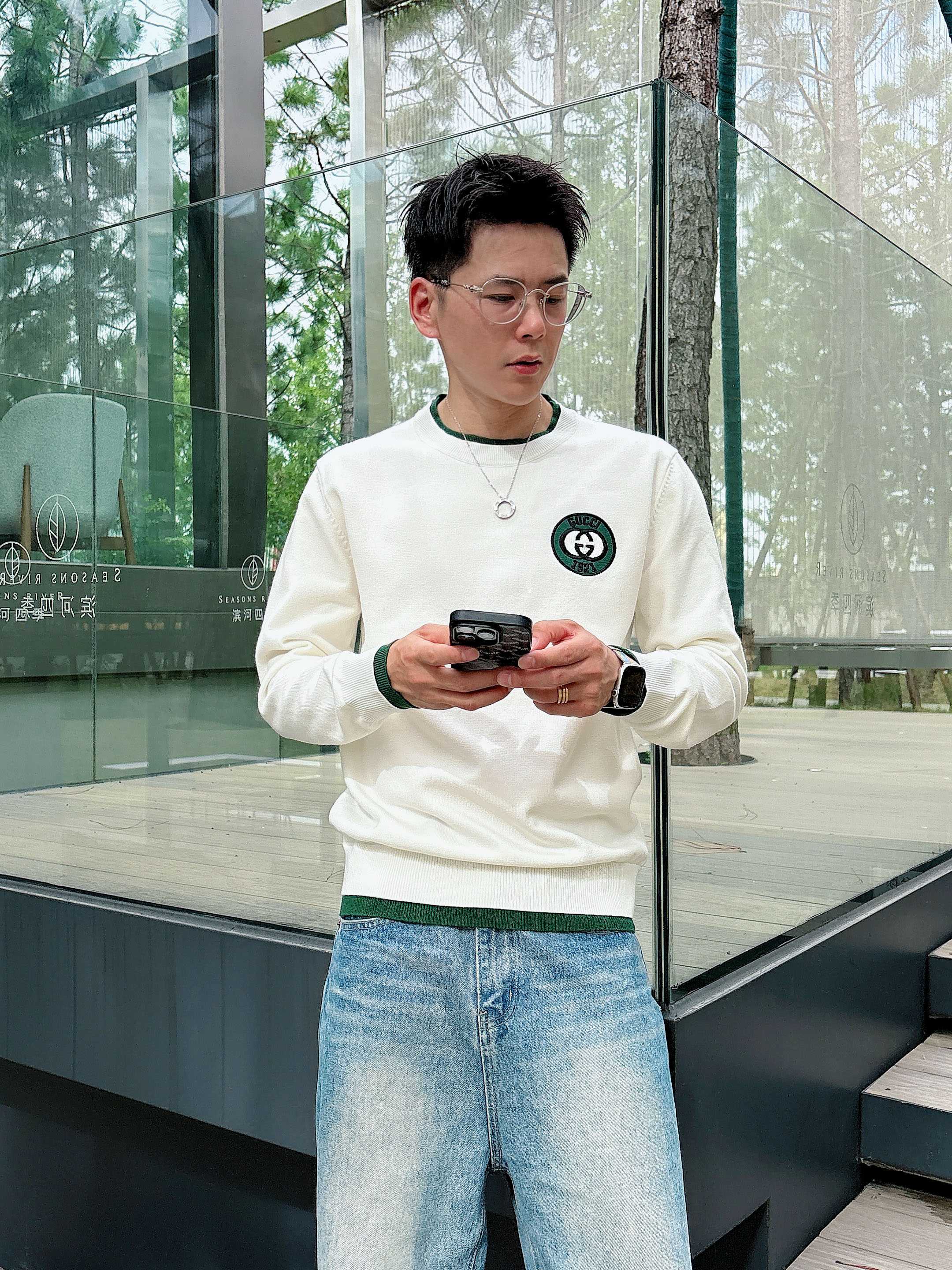 · 古驰Gucci 2025官网秋冬季最新款圆领毛衣，专柜同步在售爆款！特供羊毛混纺面料.手感舒适.可直