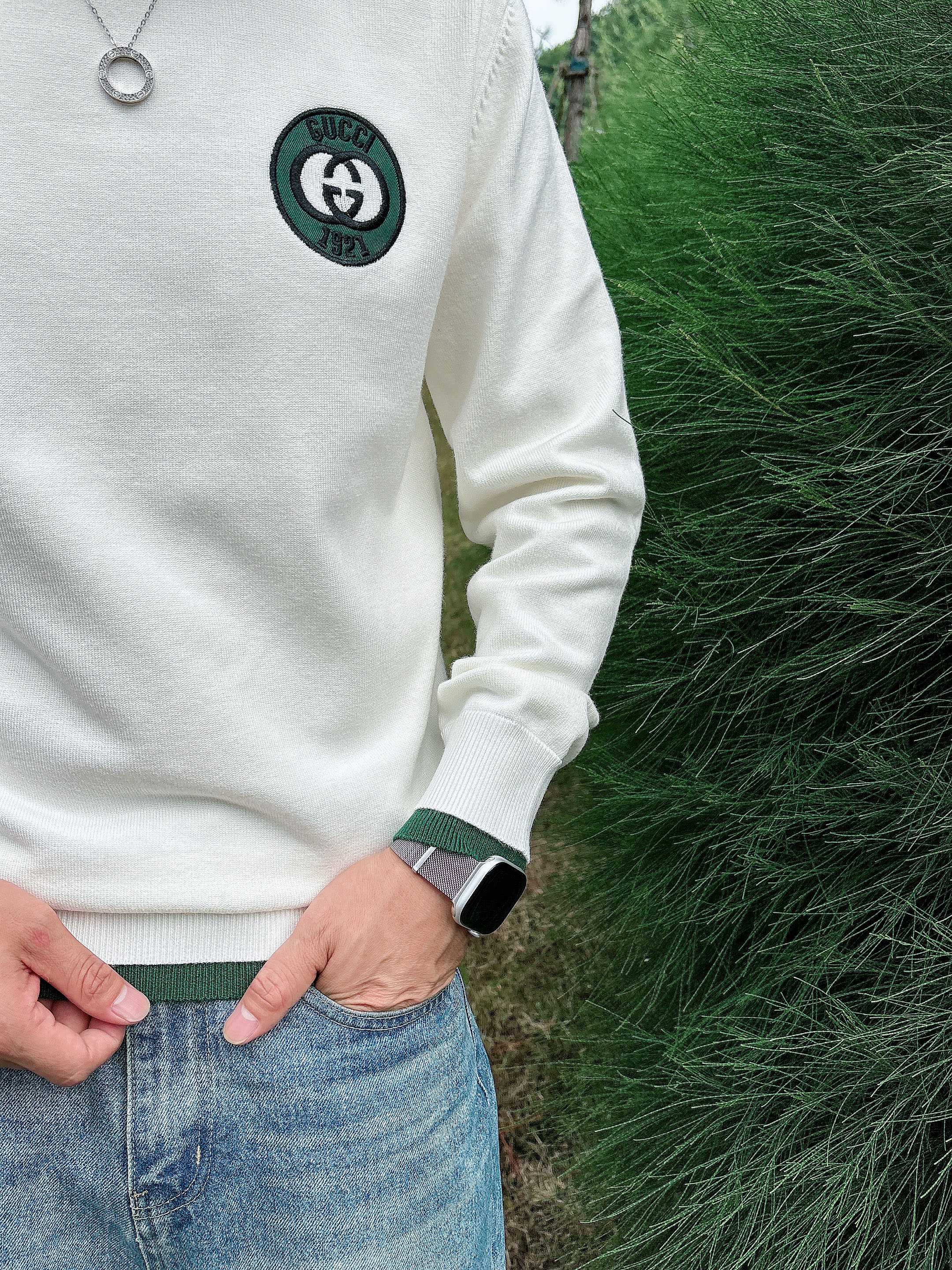 · 古驰Gucci 2025官网秋冬季最新款圆领毛衣，专柜同步在售爆款！特供羊毛混纺面料.手感舒适.可直