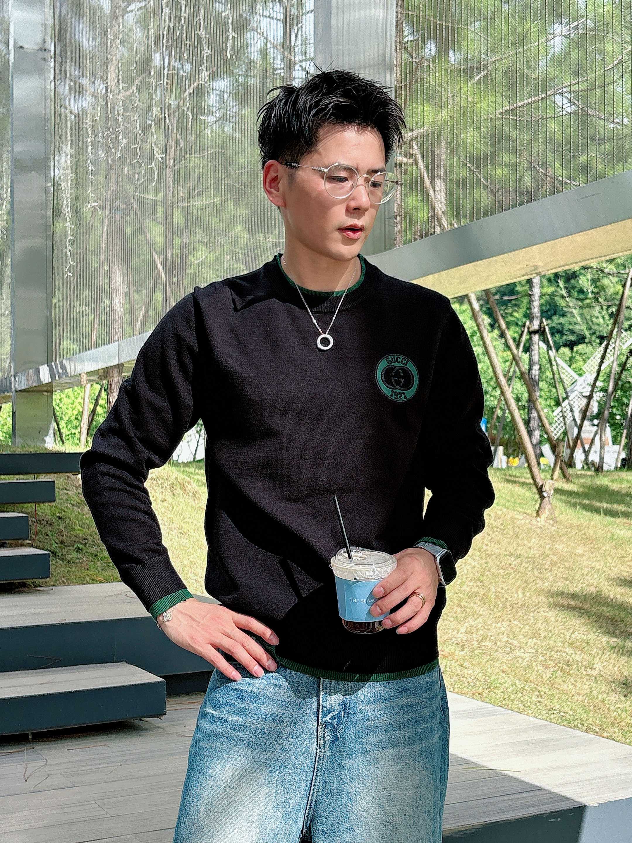 · 古驰Gucci 2025官网秋冬季最新款圆领毛衣，专柜同步在售爆款！特供羊毛混纺面料.手感舒适.可直