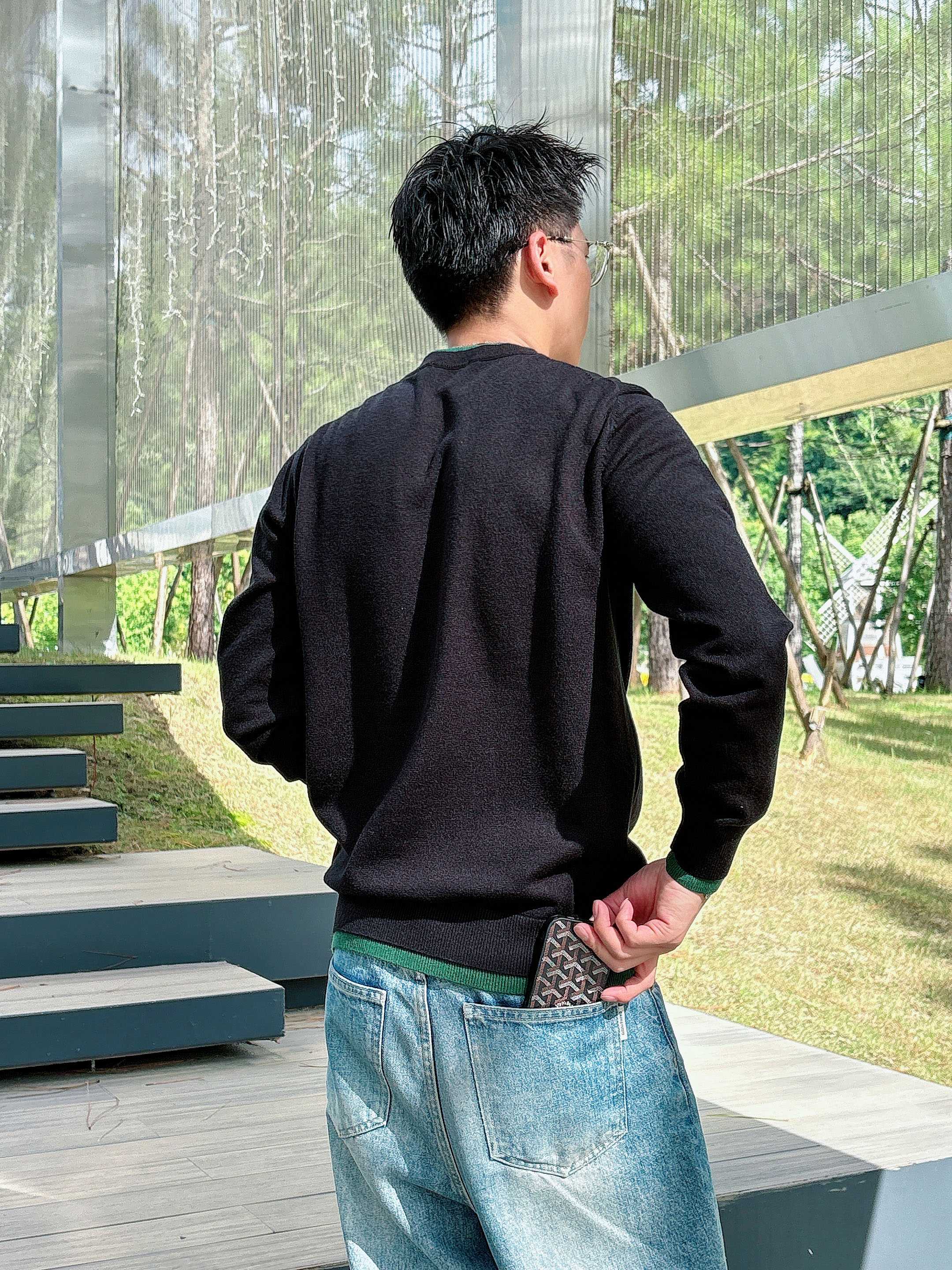 · 古驰Gucci 2025官网秋冬季最新款圆领毛衣，专柜同步在售爆款！特供羊毛混纺面料.手感舒适.可直