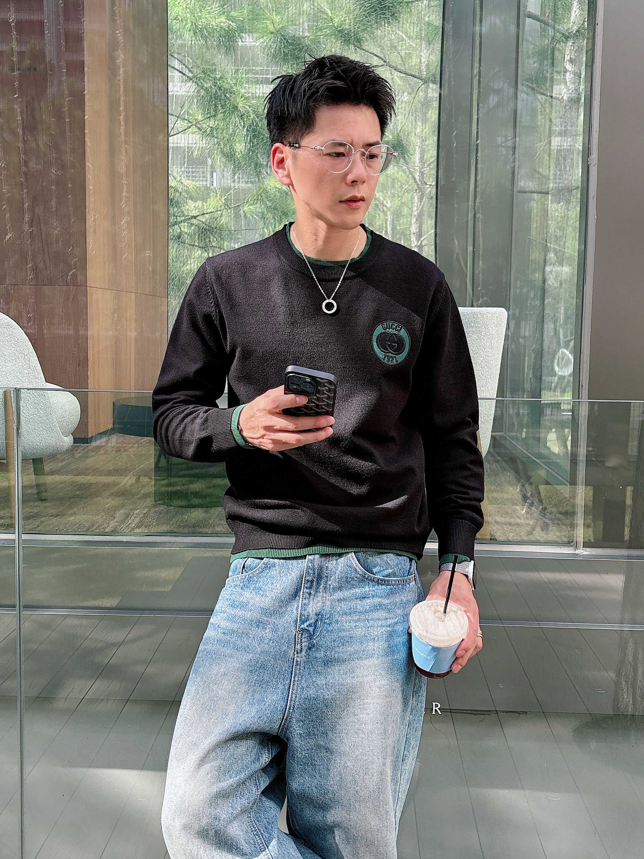 · 古驰Gucci 2025官网秋冬季最新款圆领毛衣，专柜同步在售爆款！特供羊毛混纺面料.手感舒适.可直