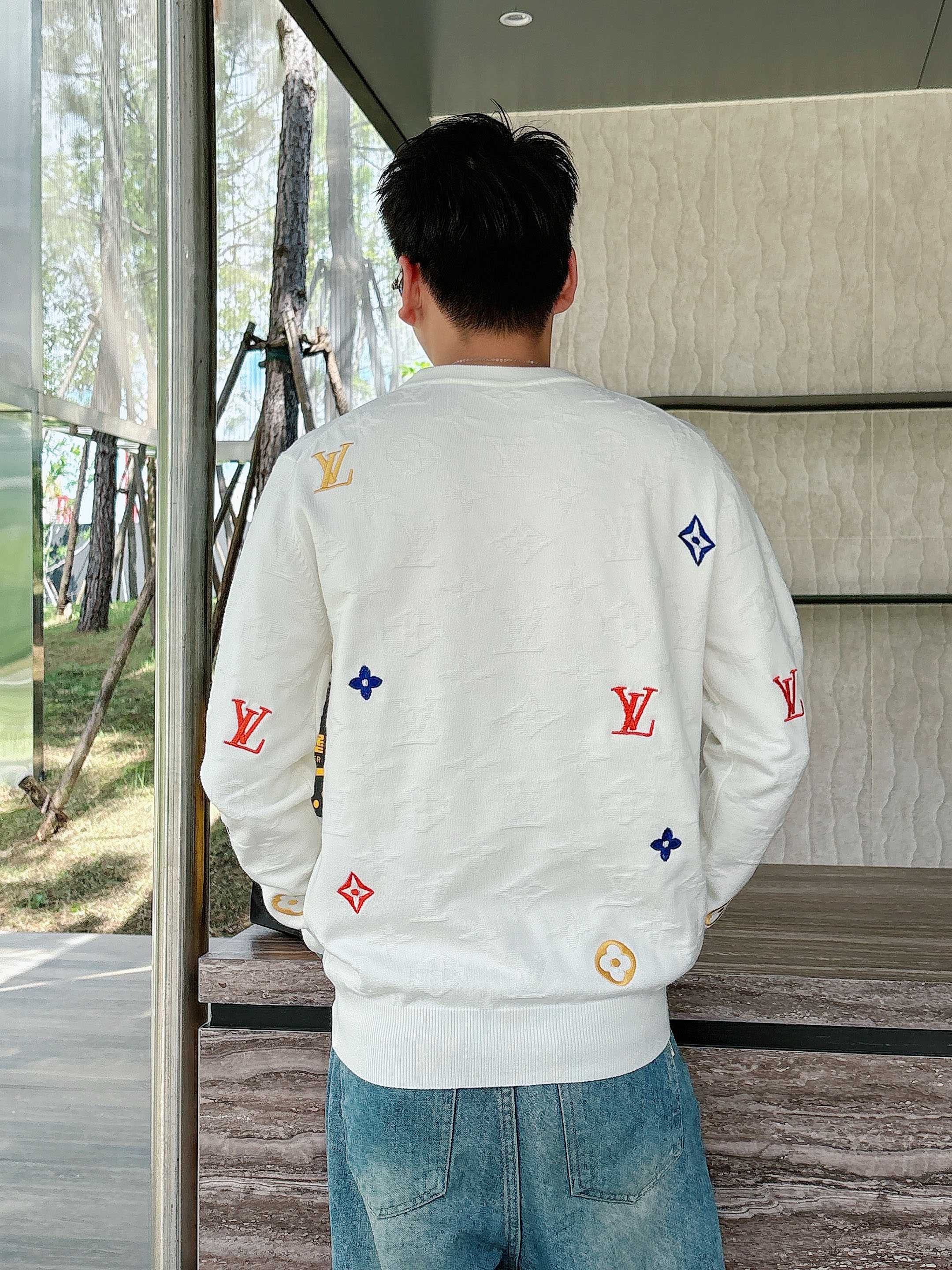 · LV 2025官网秋冬季最新款圆领毛衣，专柜同步在售爆款！特供羊毛混纺面料.手感舒适.可直接接触皮肤