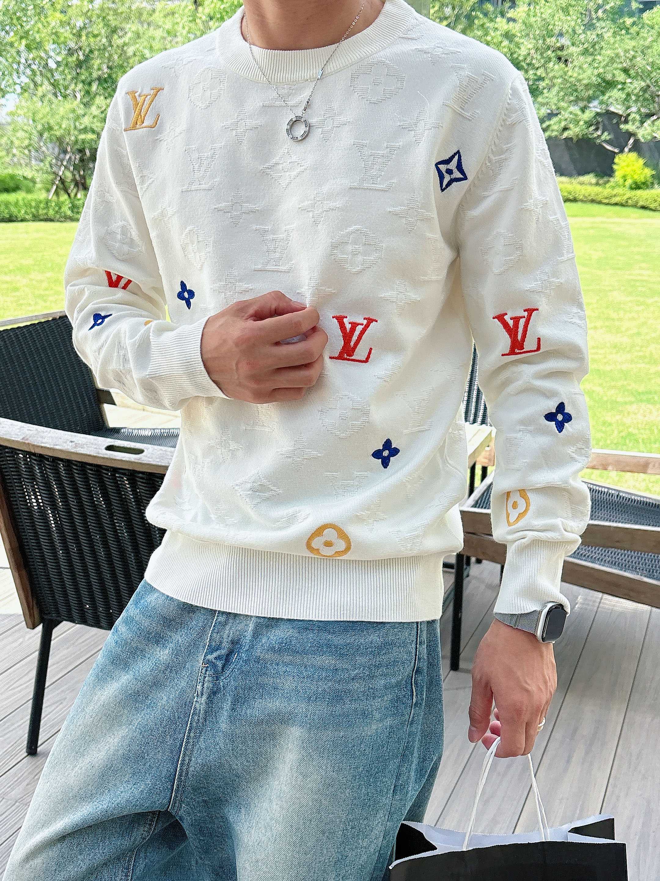 · LV 2025官网秋冬季最新款圆领毛衣，专柜同步在售爆款！特供羊毛混纺面料.手感舒适.可直接接触皮肤