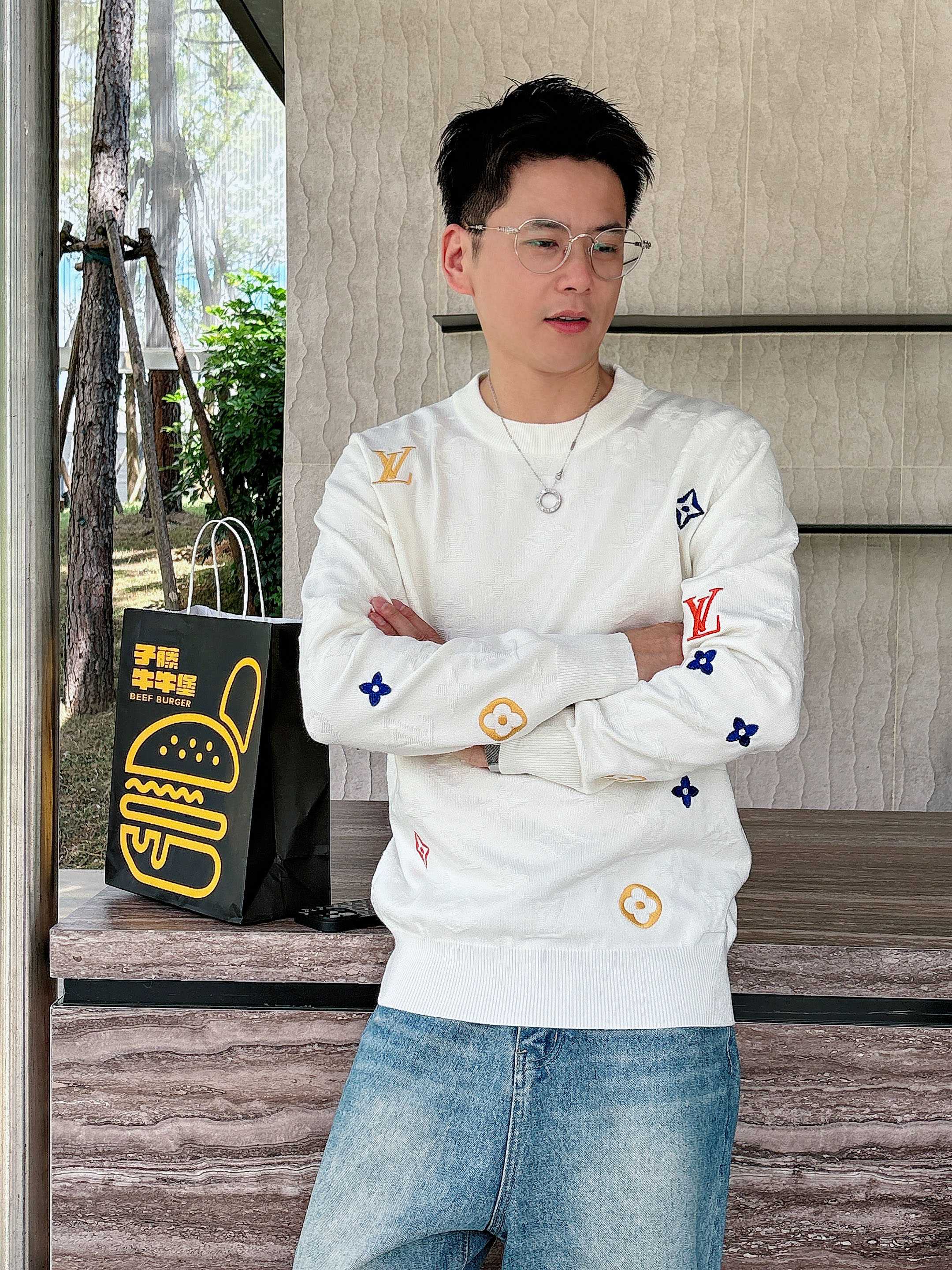 · LV 2025官网秋冬季最新款圆领毛衣，专柜同步在售爆款！特供羊毛混纺面料.手感舒适.可直接接触皮肤