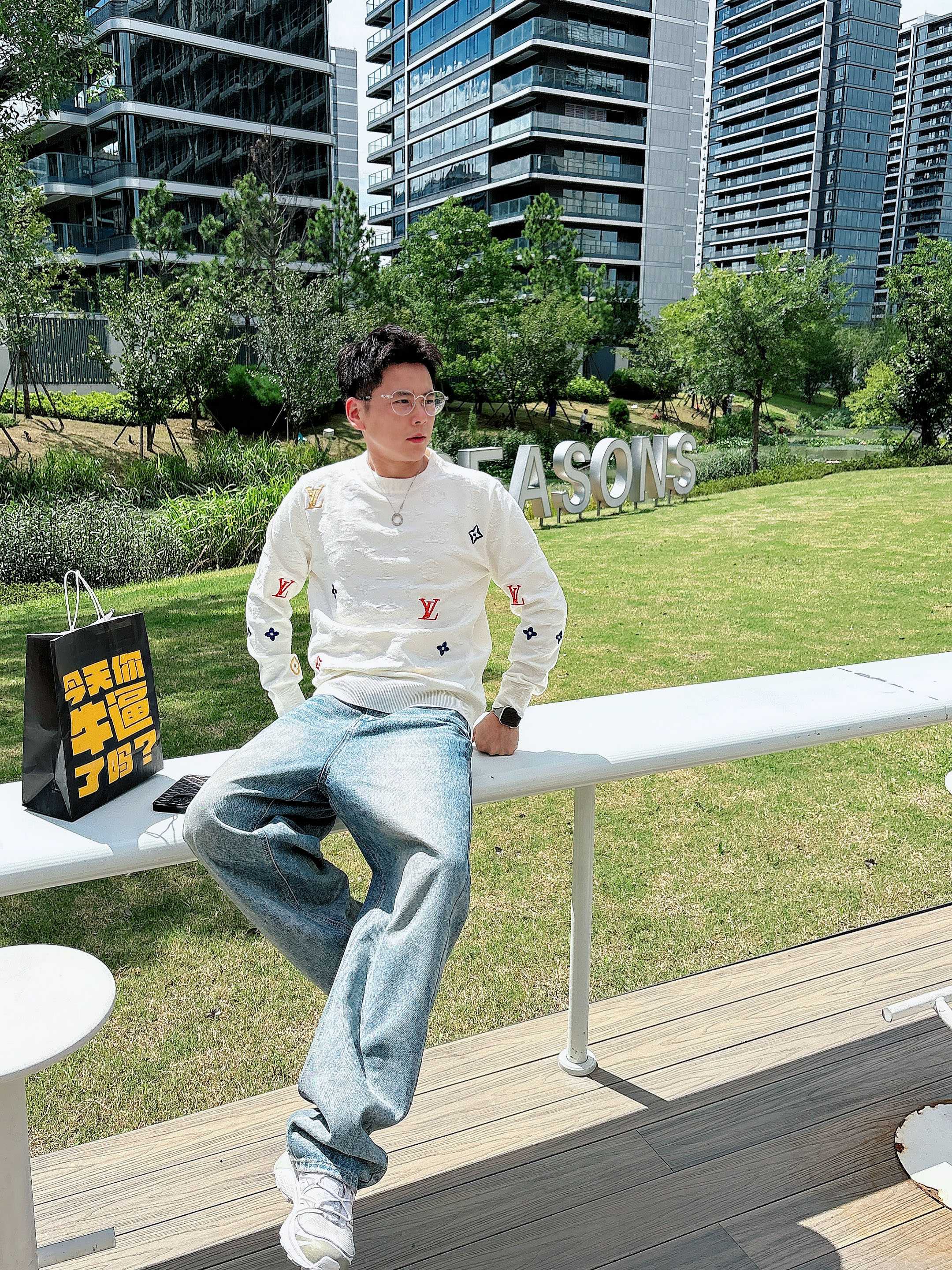 · LV 2025官网秋冬季最新款圆领毛衣，专柜同步在售爆款！特供羊毛混纺面料.手感舒适.可直接接触皮肤