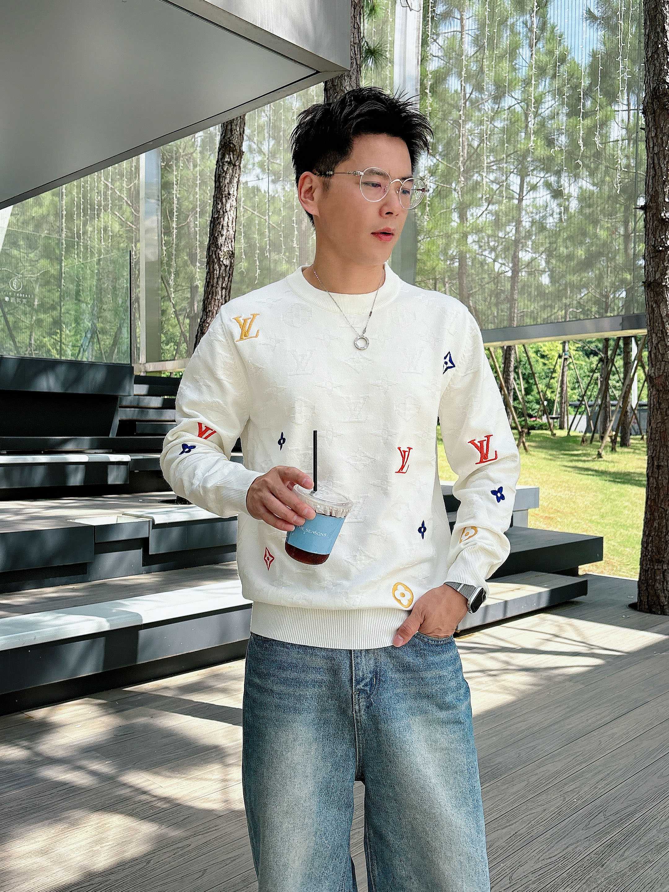 · LV 2025官网秋冬季最新款圆领毛衣，专柜同步在售爆款！特供羊毛混纺面料.手感舒适.可直接接触皮肤