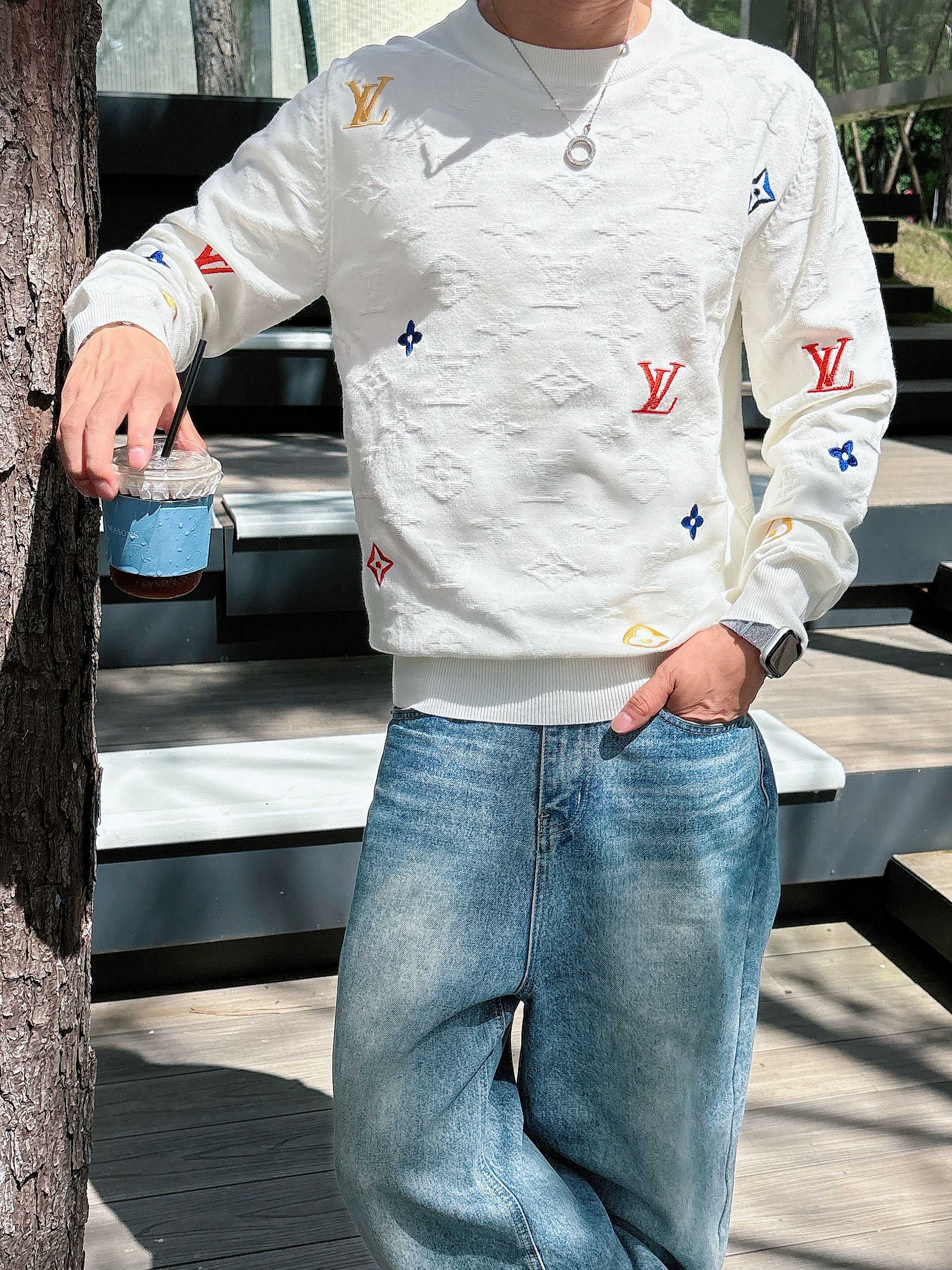 · LV 2025官网秋冬季最新款圆领毛衣，专柜同步在售爆款！特供羊毛混纺面料.手感舒适.可直接接触皮肤