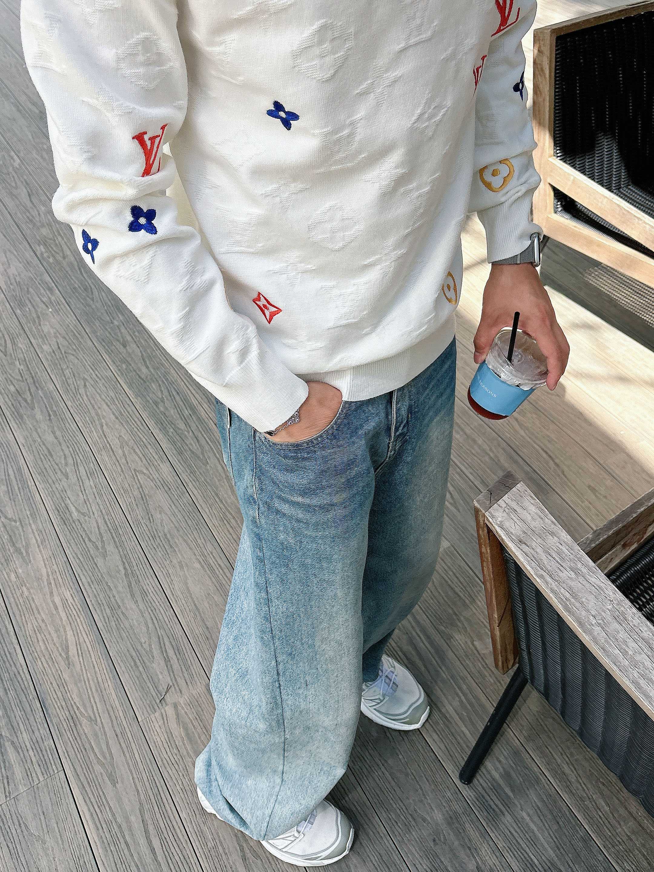 · LV 2025官网秋冬季最新款圆领毛衣，专柜同步在售爆款！特供羊毛混纺面料.手感舒适.可直接接触皮肤