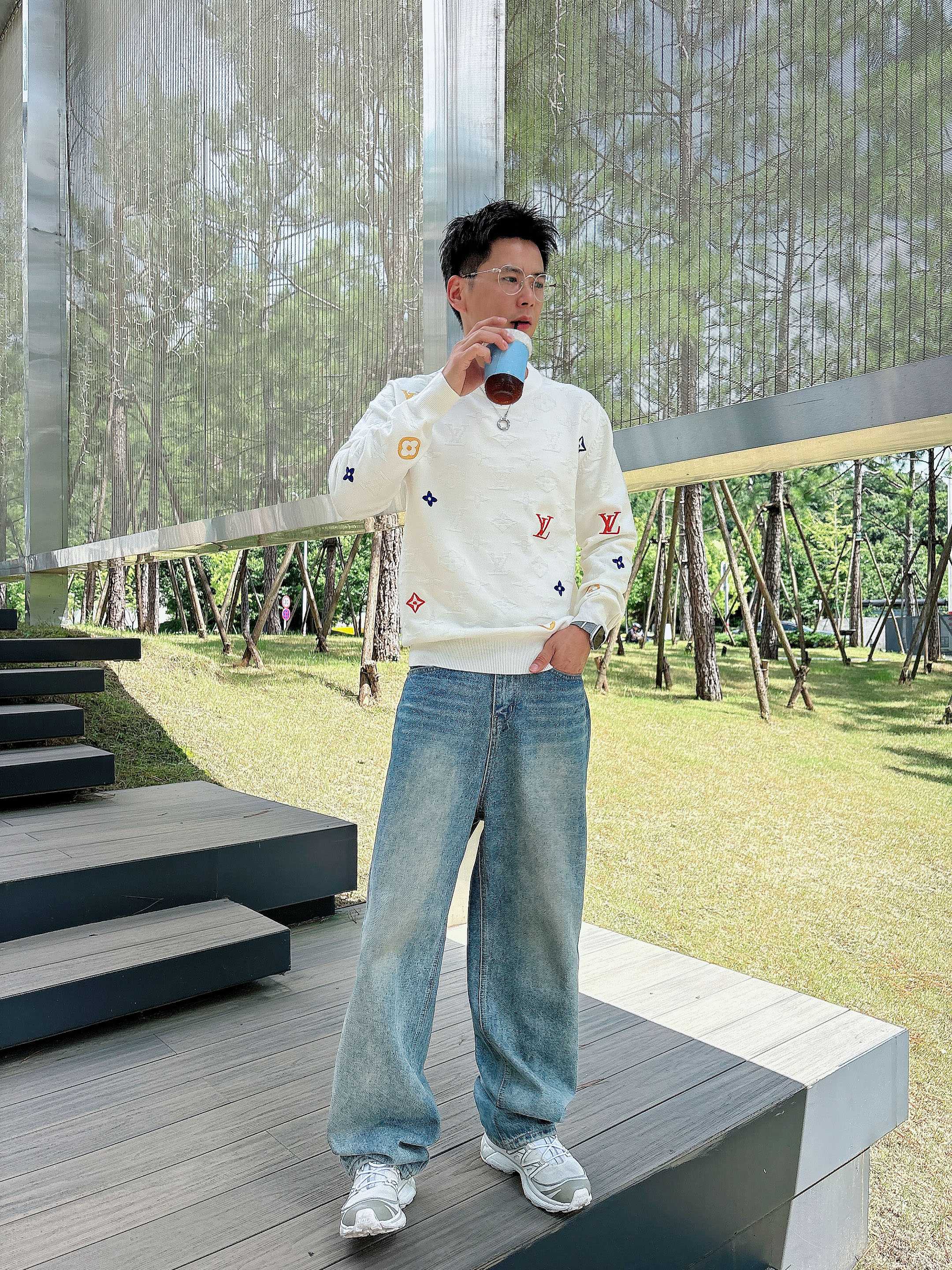 · LV 2025官网秋冬季最新款圆领毛衣，专柜同步在售爆款！特供羊毛混纺面料.手感舒适.可直接接触皮肤