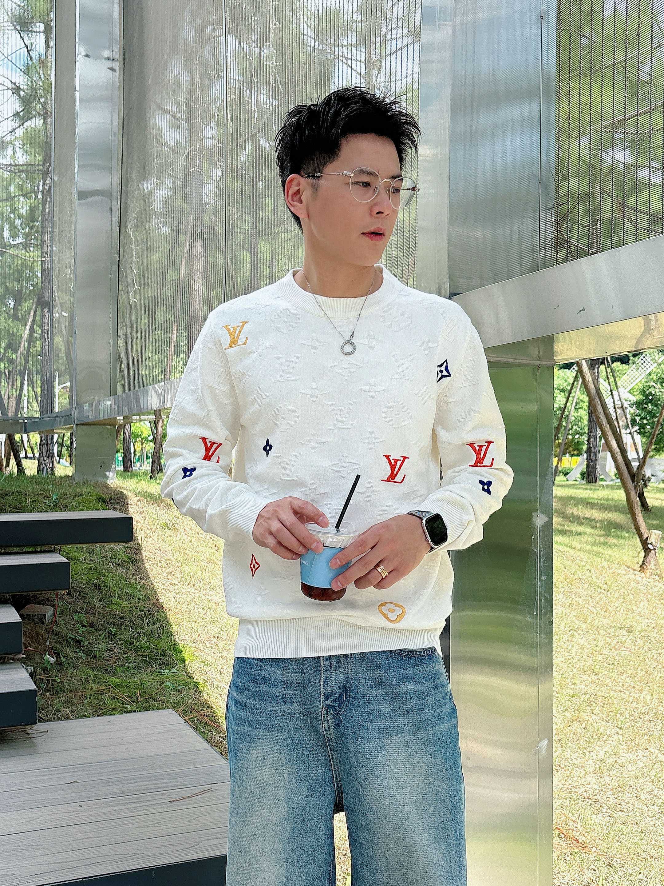 · LV 2025官网秋冬季最新款圆领毛衣，专柜同步在售爆款！特供羊毛混纺面料.手感舒适.可直接接触皮肤