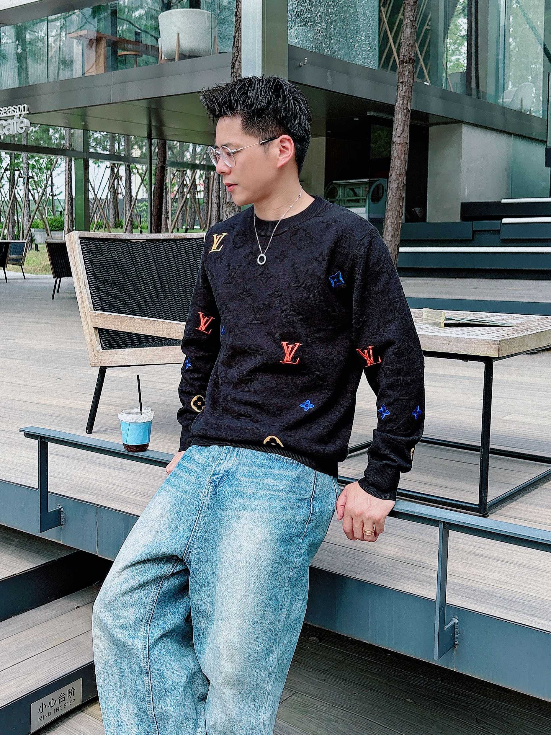 · LV 2025官网秋冬季最新款圆领毛衣，专柜同步在售爆款！特供羊毛混纺面料.手感舒适.可直接接触皮肤