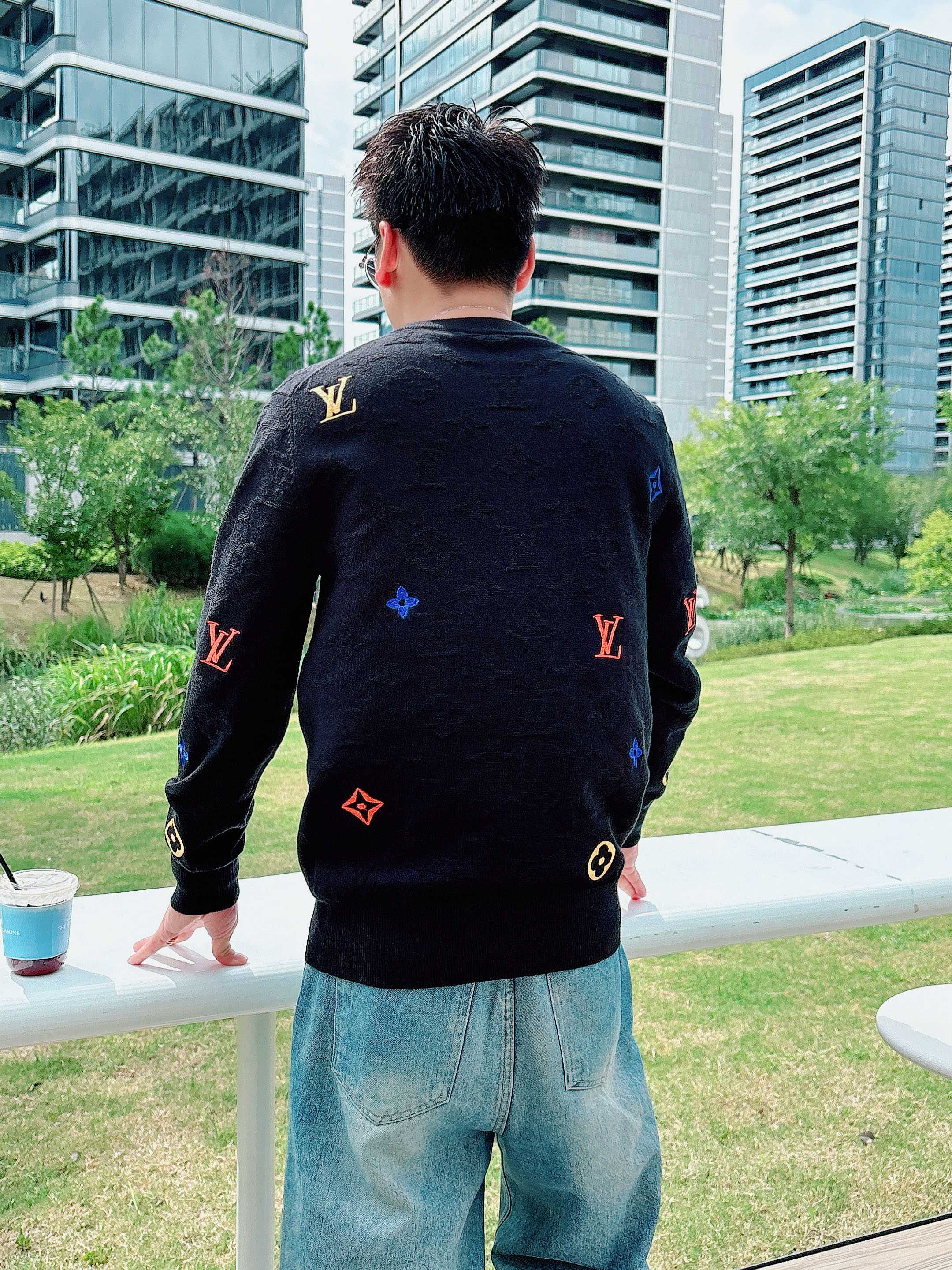 · LV 2025官网秋冬季最新款圆领毛衣，专柜同步在售爆款！特供羊毛混纺面料.手感舒适.可直接接触皮肤