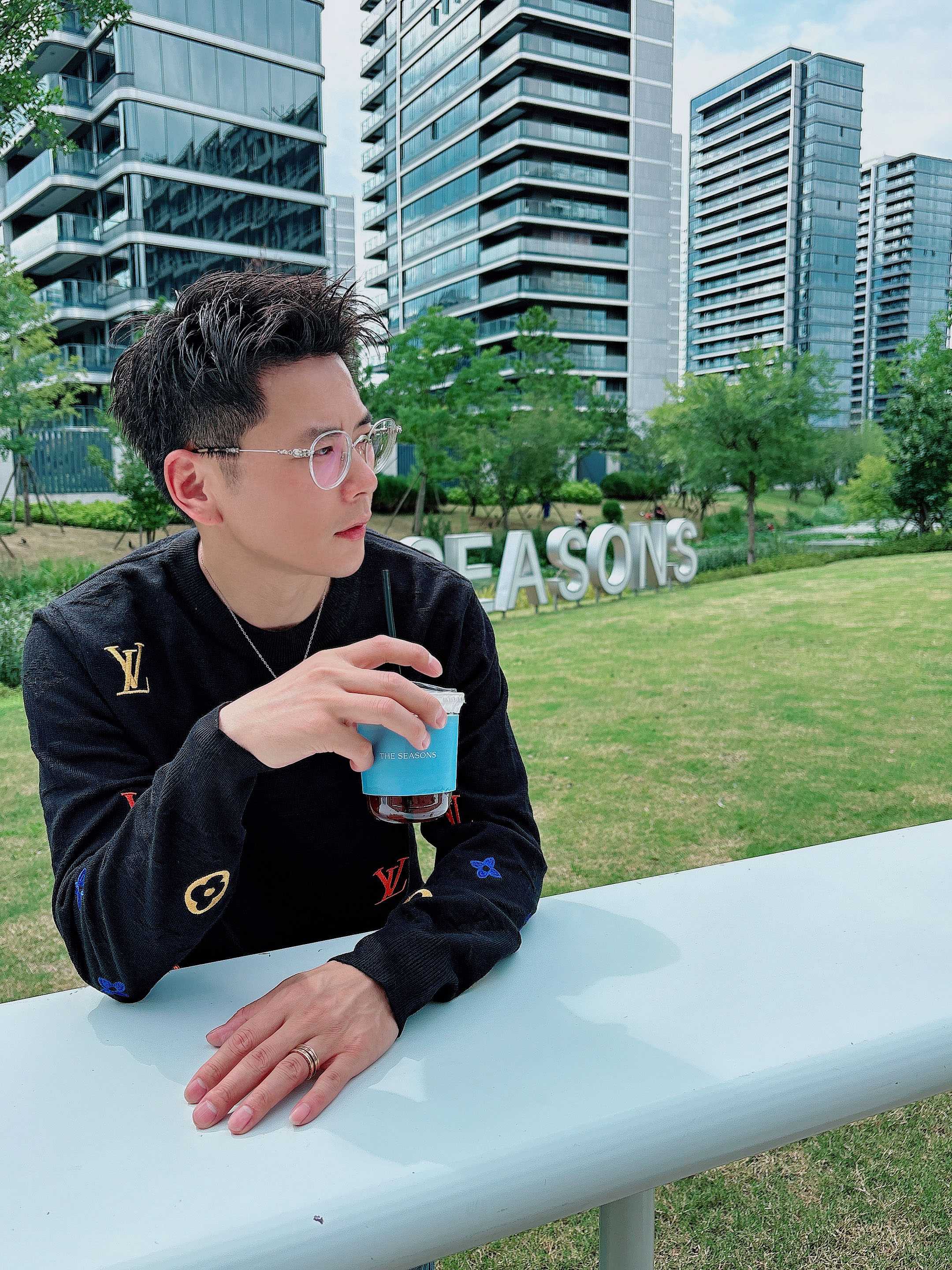 · LV 2025官网秋冬季最新款圆领毛衣，专柜同步在售爆款！特供羊毛混纺面料.手感舒适.可直接接触皮肤