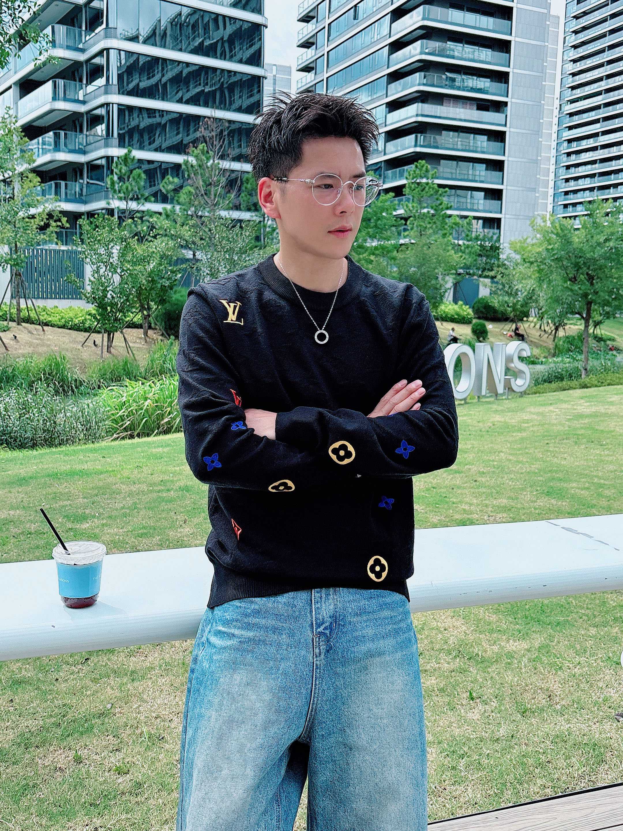 · LV 2025官网秋冬季最新款圆领毛衣，专柜同步在售爆款！特供羊毛混纺面料.手感舒适.可直接接触皮肤